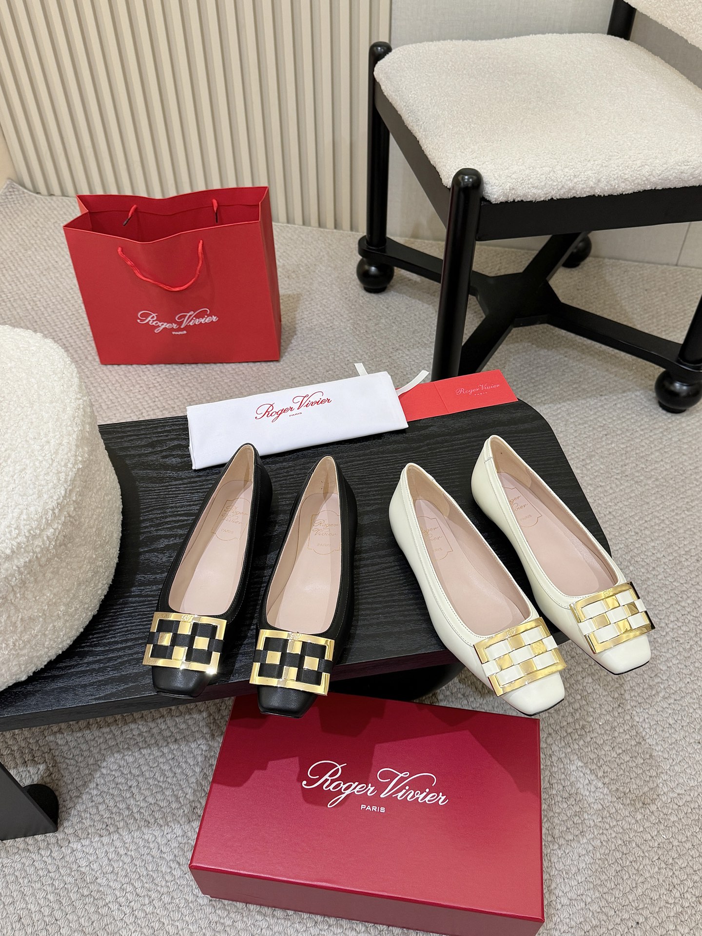 NO:628702,The Roger Vivier Trompette series debuts with the retro style of the 1970s!  Continuing the classic genes of Belle Vivier, it reshapes the French elegance with soft lines. The iconic metal buckle is embellished on the hand-tanned cowhide, which has a delicate and eye-catching texture. The patented calfskin and suede materials are full of high-end, and the hand-stitching process is full of ingenuity. It is smart and neat for commuting, and comfortable and casual for daily wear. No need to deliberately dress up, you can let the retro charm and modern style blend in every step, and you can easily achieve an effortless sense of sophistication ~ The fabric is imported calfskin.  Inner sheepskin sole. Add 0.5cm inside. Size 35-39 [customized at 34.40], high-heeled shoes, roger vivor, high heels, cowhide, sheepskin, chamois leather19860909Roger Vivier Trompette系列携70年代复古风潮登场！延续Belle Vivier经典基因,以柔和线条重塑法式优雅,标志性金属扣缀于手工鞣制牛皮之上,质感细腻又吸睛.专利小牛皮与麂皮材质尽显高端,手工缝制工艺藏满匠心,通勤穿干练利落,日常搭舒适随性,无需刻意打扮,就能让复古气韵与现代格调在步履间交融,轻松拿捏不费力的精致感～ 面料进口小牛皮. 内羊皮底. 内增加0.5cm. 码数35-39【34.40订做】,高跟鞋单鞋,roger vivier,high heels,cowhide,sheepskin,chamois leather,Women's Shoes