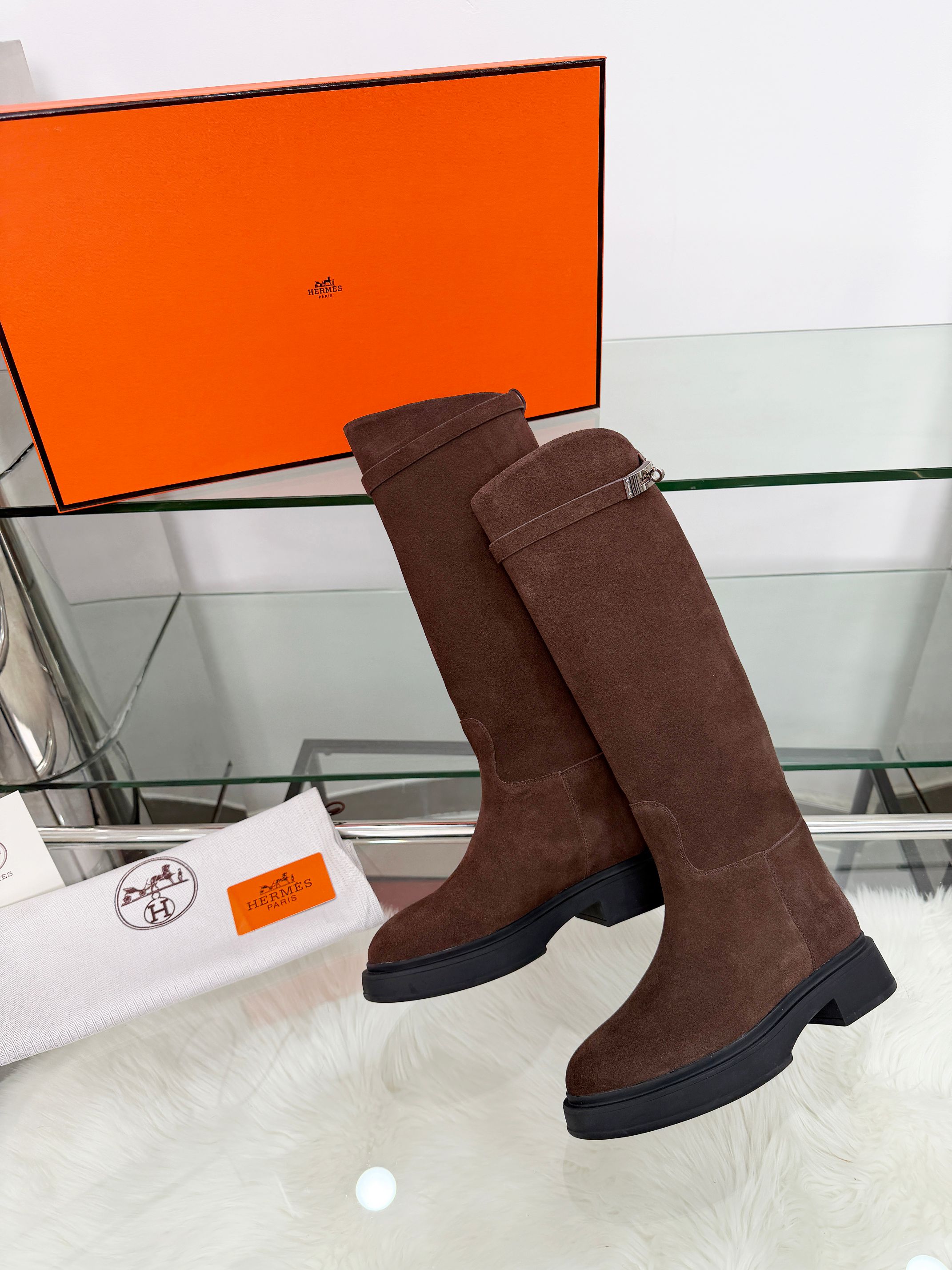 NO:629814,First layer of cowhide, cowhide lining (available in stock)  The original replica hot item is coming HERMES. 2025 classic upgraded version of the super classic Hermès Kelly buckle knight boots made of full cowhide. Wear it and you will be a queen. Straight boot shaft. Irresistible last. Classic among classics. Hermès Kelly bag has been popular in the fashion industry for several reincarnations. This knight boots complement each other. Every time it is put on the shelves, it is sold out immediately. The originator of the knight boots in the fashion industry. Sizes 35-41, colors as shown in the picture  Packaging matching Hermès original box, certificate of quality, cloth bag, boots, hermes, hermes, boots, cowhide19860909头层牛皮,牛皮内里（现货发售） 原版复制爆款来袭HERMES.2025经典升级版面料全牛皮的超级经典的爱马仕Kelly扣骑士靴.穿上你就是女王.挺拔的靴筒.法抗拒的楦头.经典中的经典.爱马仕的Kelly包流行了时尚界几个轮回.这款骑士靴相得益彰.每次一经上架立马被抢购一空.时尚界骑士靴的鼻祖. 尺码35-41颜色如图 包装配套爱马仕原装盒合格证布袋,靴子,hermes,hermes,boots,cowhide,Women's Shoes