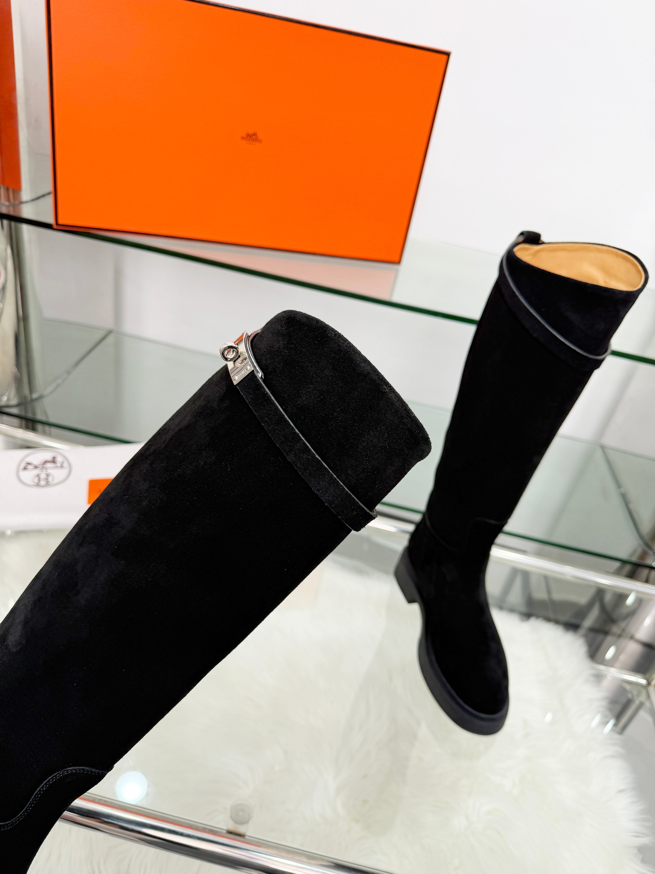 NO:629806,(On sale now) The original copy is coming to HERMES. The classic upgraded version of the super classic Hermès Kelly buckle knight boots made of full cowhide. You will be a queen when you wear it. The straight boot shaft. The irresistible last. The classic among classics. Hermès Kelly bag has been popular in the fashion industry for several reincarnations. This knight boot complements each other. It is sold out immediately every time it is put on the shelves. The originator of the knight boots in the fashion industry. Sizes 35-41, colors as shown in the picture  Packaging matching Hermès original box, certificate of quality, cloth bag, boots, hermes, hermes, boots, cowhide19860909（现货发售） 原版复制爆款来袭HERMES.经典升级版面料全牛皮的超级经典的爱马仕Kelly扣骑士靴.穿上你就是女王.挺拔的靴筒.法抗拒的楦头.经典中的经典.爱马仕的Kelly包流行了时尚界几个轮回.这款骑士靴相得益彰.每次一经上架立马被抢购一空.时尚界骑士靴的鼻祖. 尺码35-41颜色如图 包装配套爱马仕原装盒合格证布袋,靴子,hermes,hermes,boots,cowhide,Women's Shoes