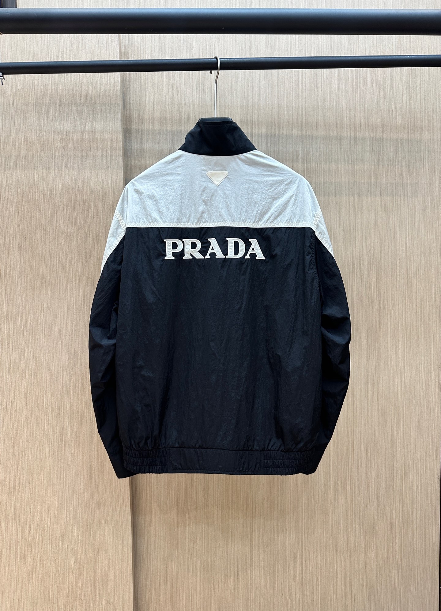  PRADA早春款2025最新款时尚设计师款夹克外套.处处细节显工艺足够的高级   结构性剪裁的设计改变