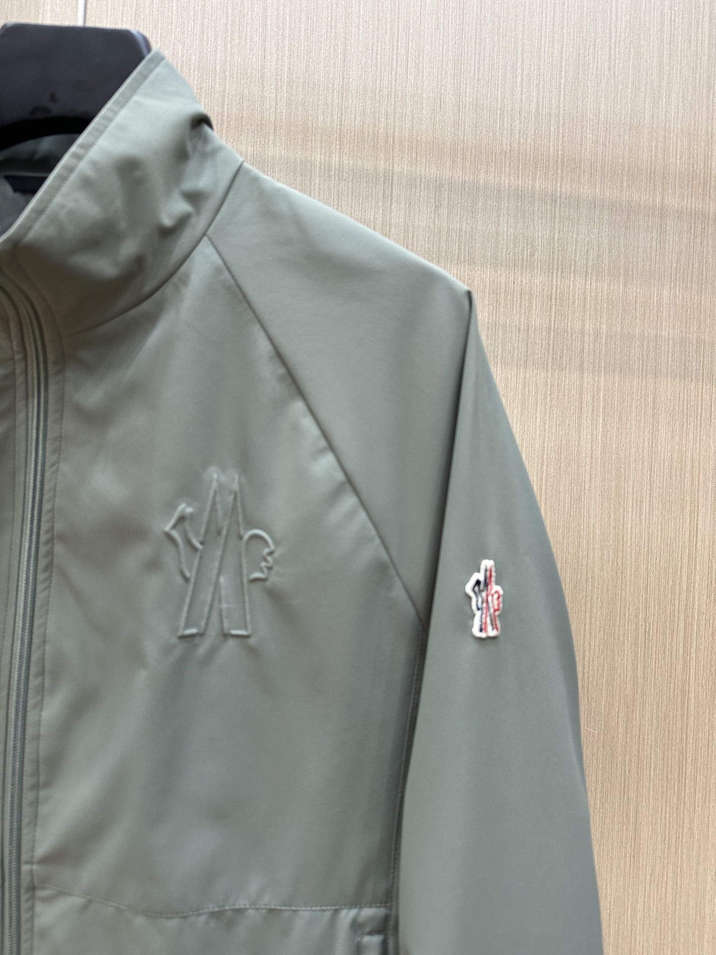  Moncler早春款2025最新款时尚设计师款夹克外套.处处细节显工艺足够的高级   结构性剪裁的设计