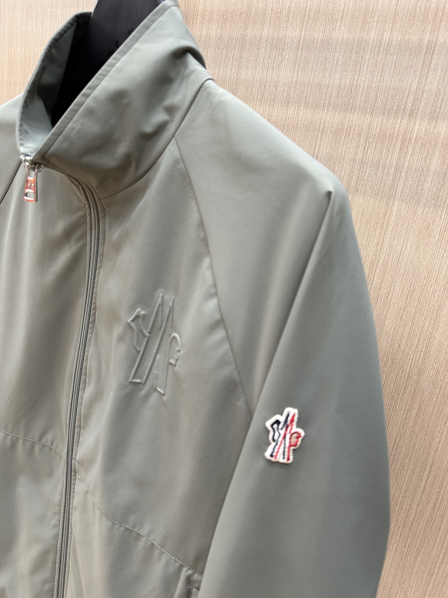  Moncler早春款2025最新款时尚设计师款夹克外套.处处细节显工艺足够的高级   结构性剪裁的设计