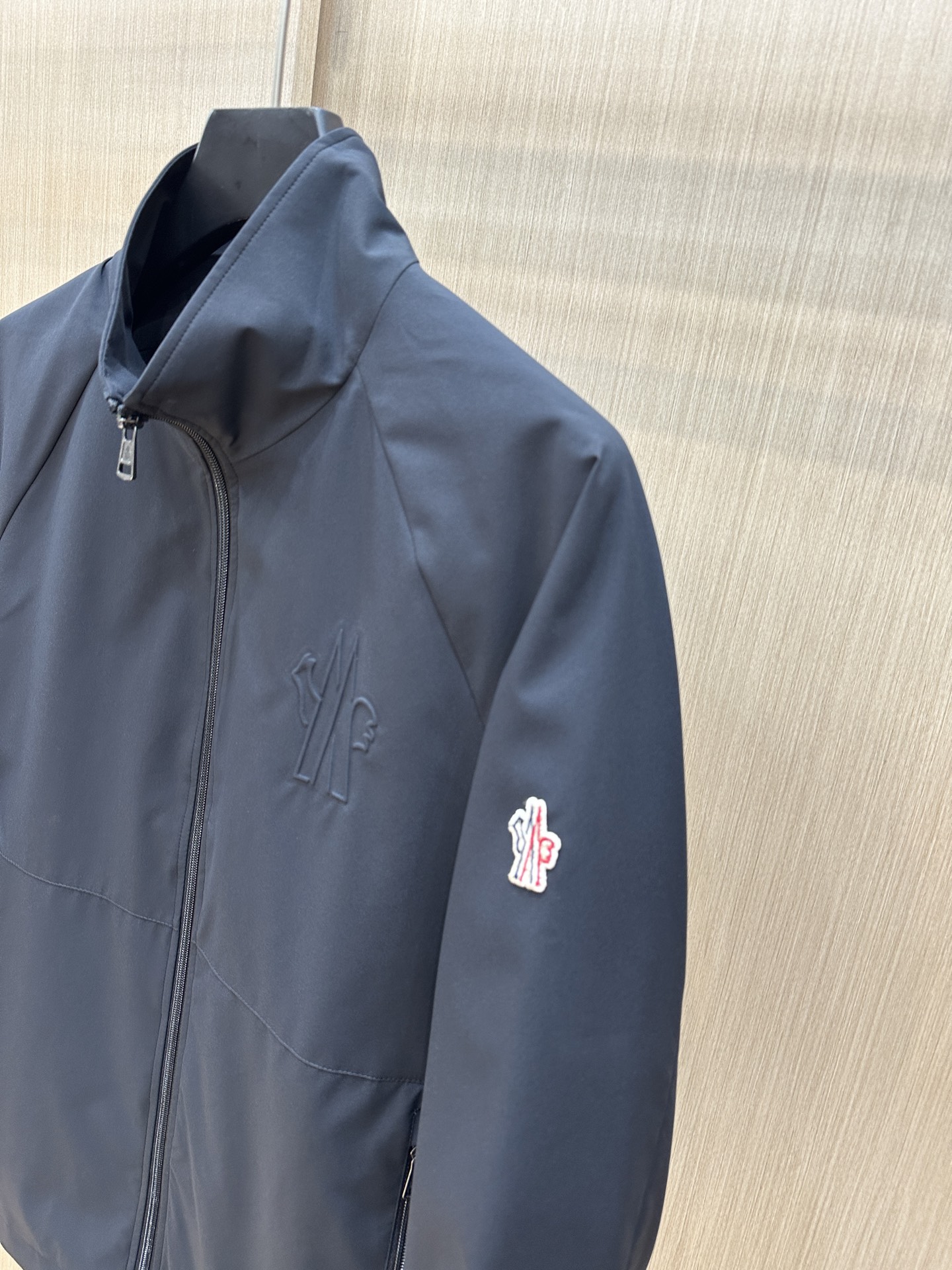  Moncler早春款2025最新款时尚设计师款夹克外套.处处细节显工艺足够的高级   结构性剪裁的设计
