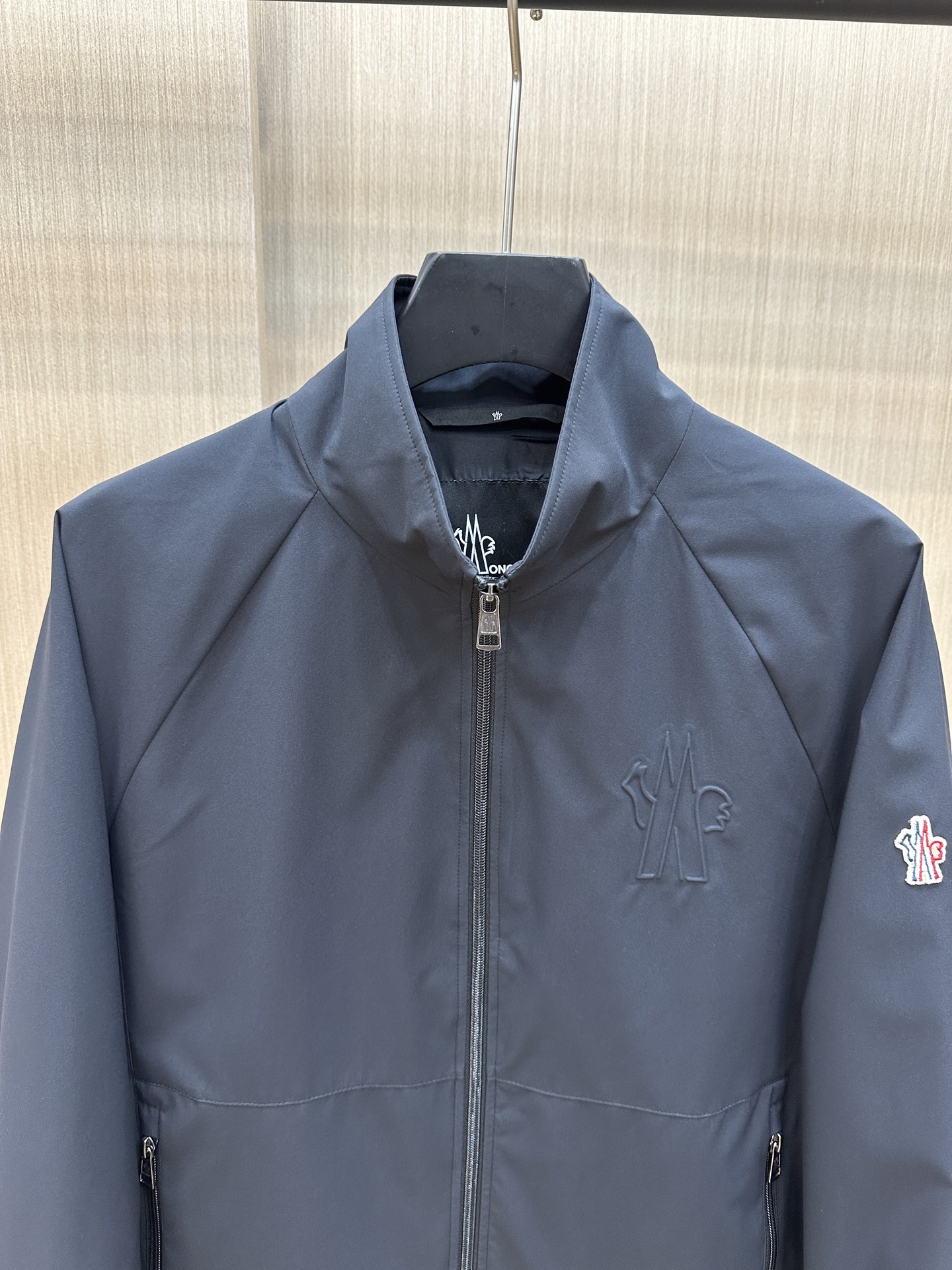  Moncler早春款2025最新款时尚设计师款夹克外套.处处细节显工艺足够的高级   结构性剪裁的设计