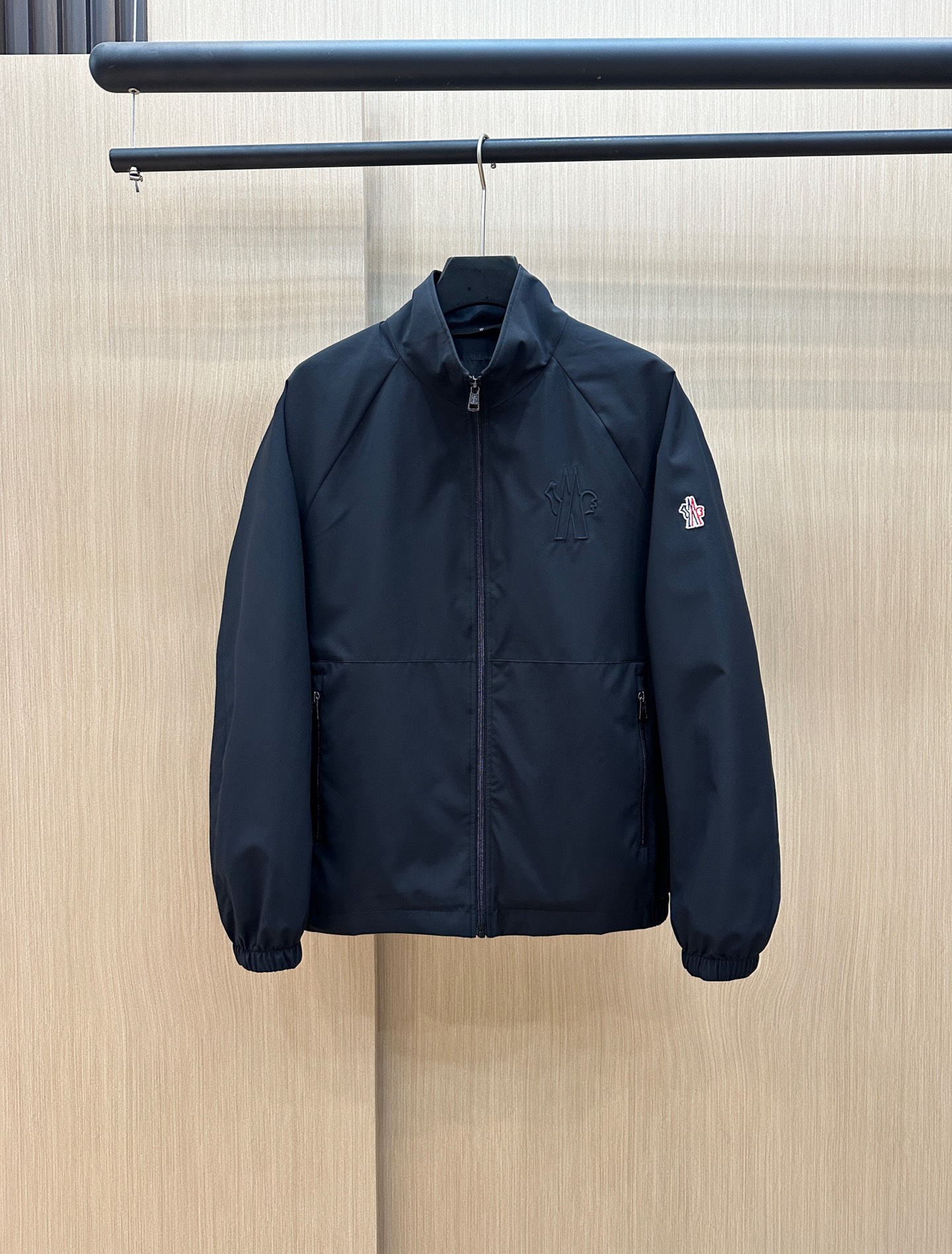  Moncler早春款2025最新款时尚设计师款夹克外套.处处细节显工艺足够的高级   结构性剪裁的设计