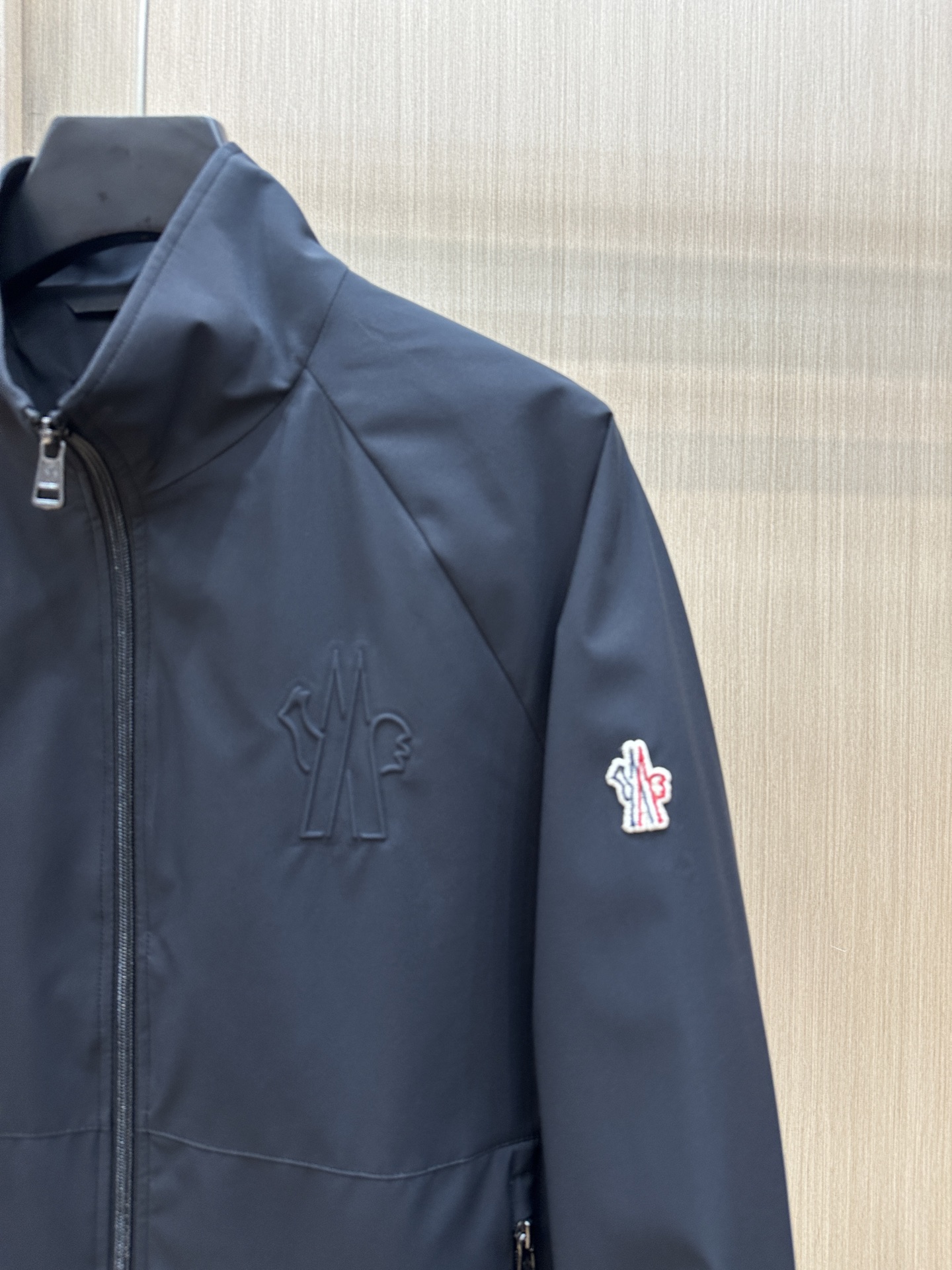  Moncler早春款2025最新款时尚设计师款夹克外套.处处细节显工艺足够的高级   结构性剪裁的设计