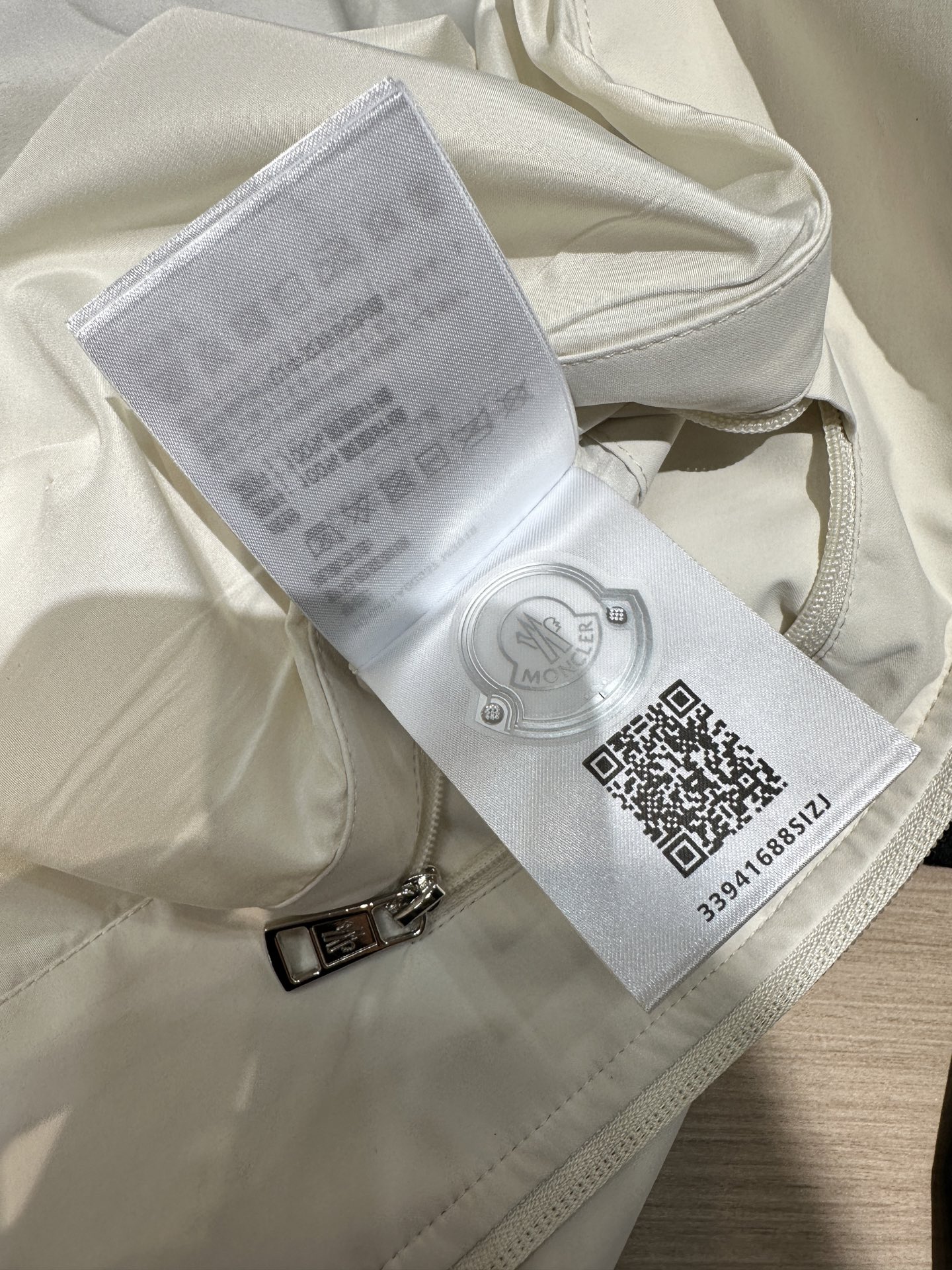  Moncler早春款2025最新款时尚设计师款夹克外套.处处细节显工艺足够的高级   结构性剪裁的设计