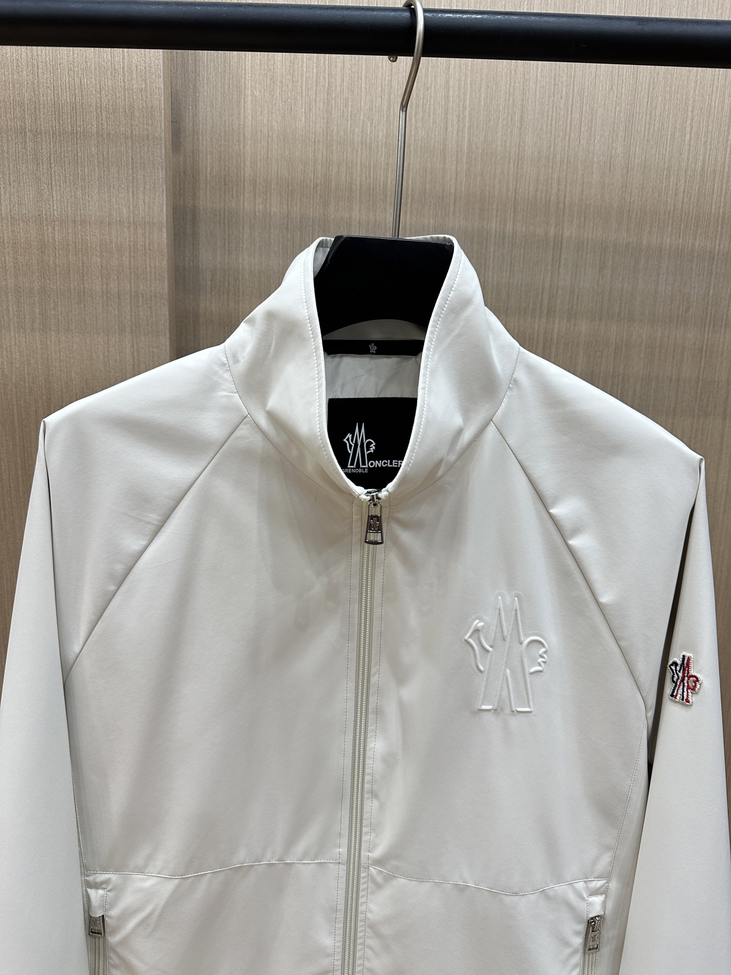  Moncler早春款2025最新款时尚设计师款夹克外套.处处细节显工艺足够的高级   结构性剪裁的设计
