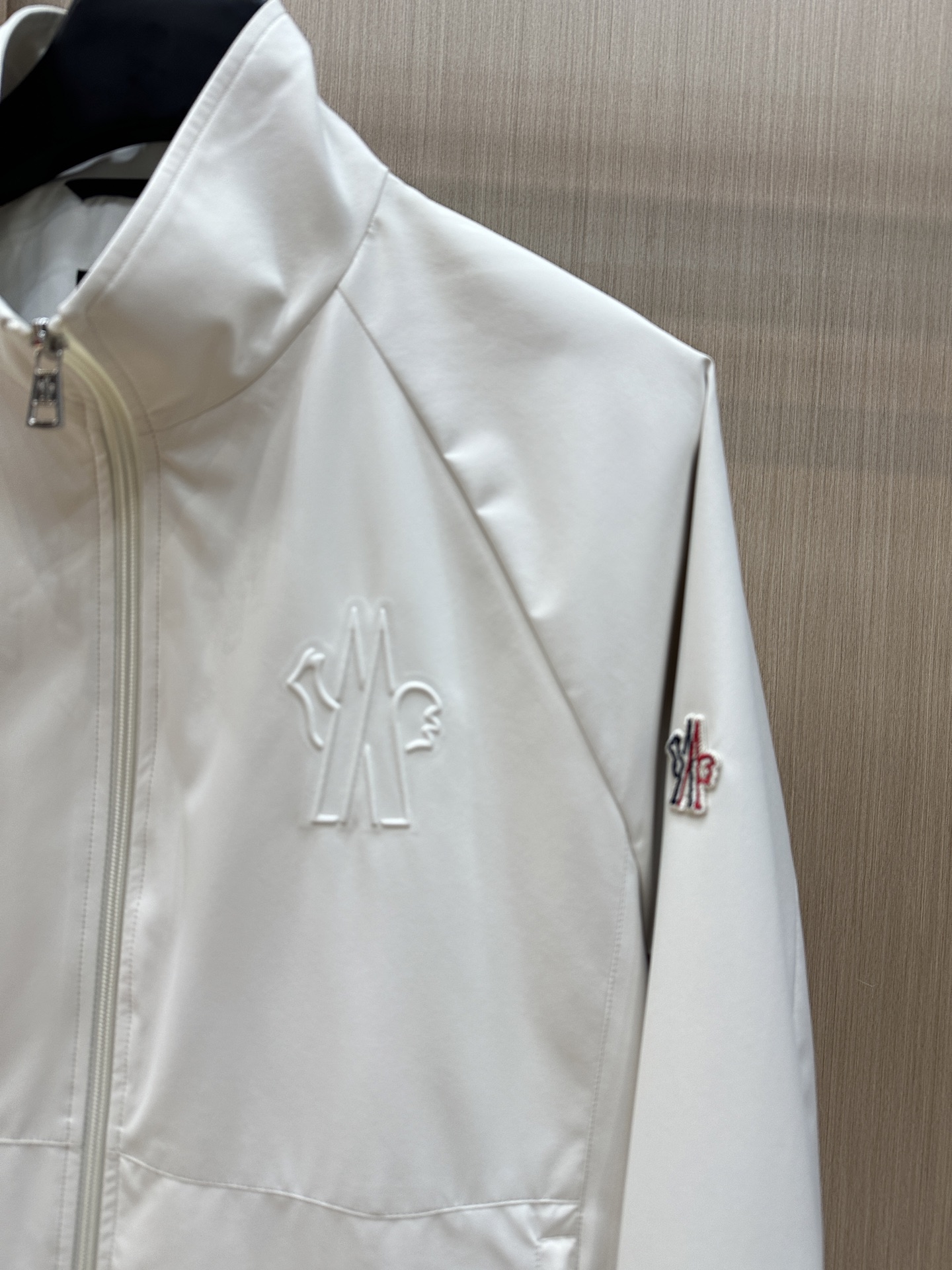 Moncler早春款2025最新款时尚设计师款夹克外套.处处细节显工艺足够的高级   结构性剪裁的设计