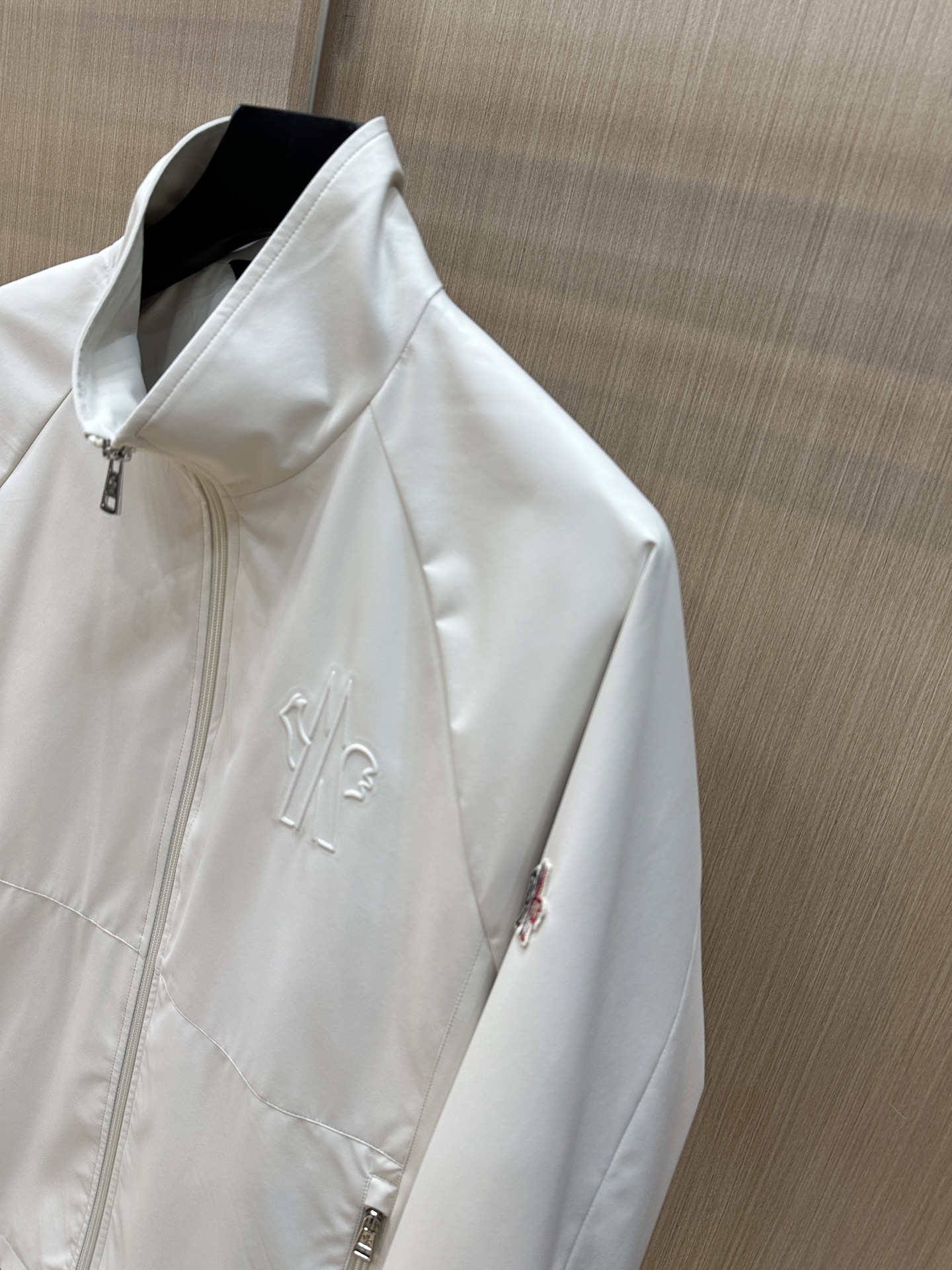  Moncler早春款2025最新款时尚设计师款夹克外套.处处细节显工艺足够的高级   结构性剪裁的设计