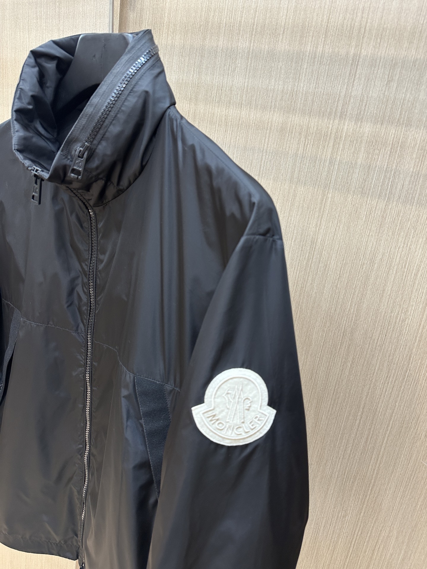  Moncler早春款2025最新款时尚设计师款夹克外套.处处细节显工艺足够的高级   结构性剪裁的设计
