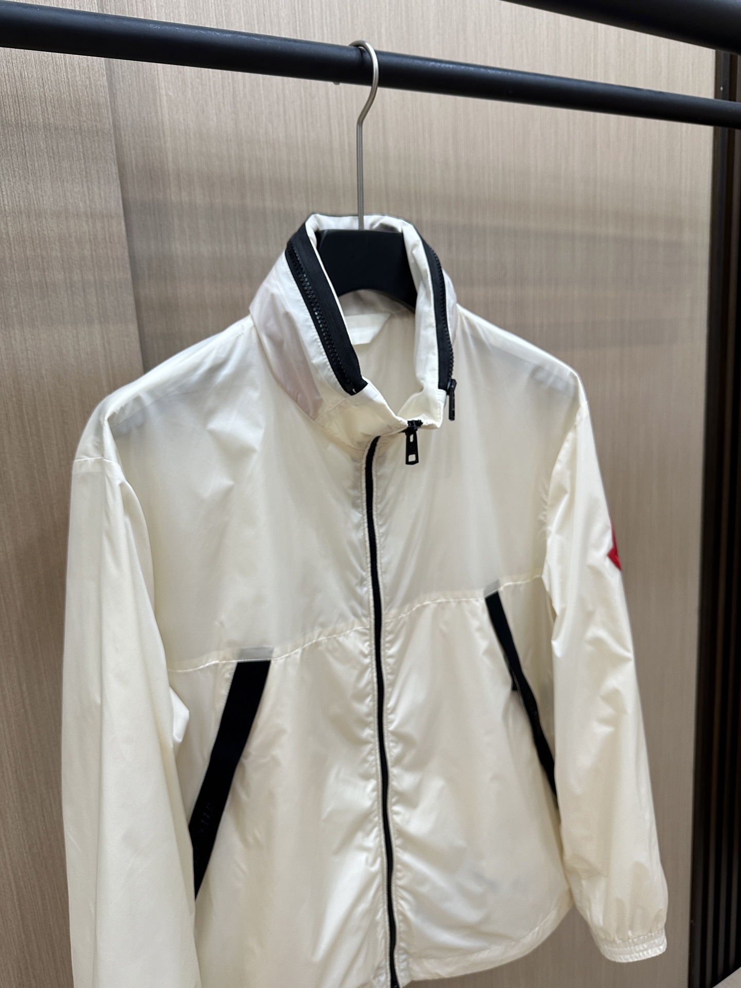  Moncler早春款2025最新款时尚设计师款夹克外套.处处细节显工艺足够的高级   结构性剪裁的设计