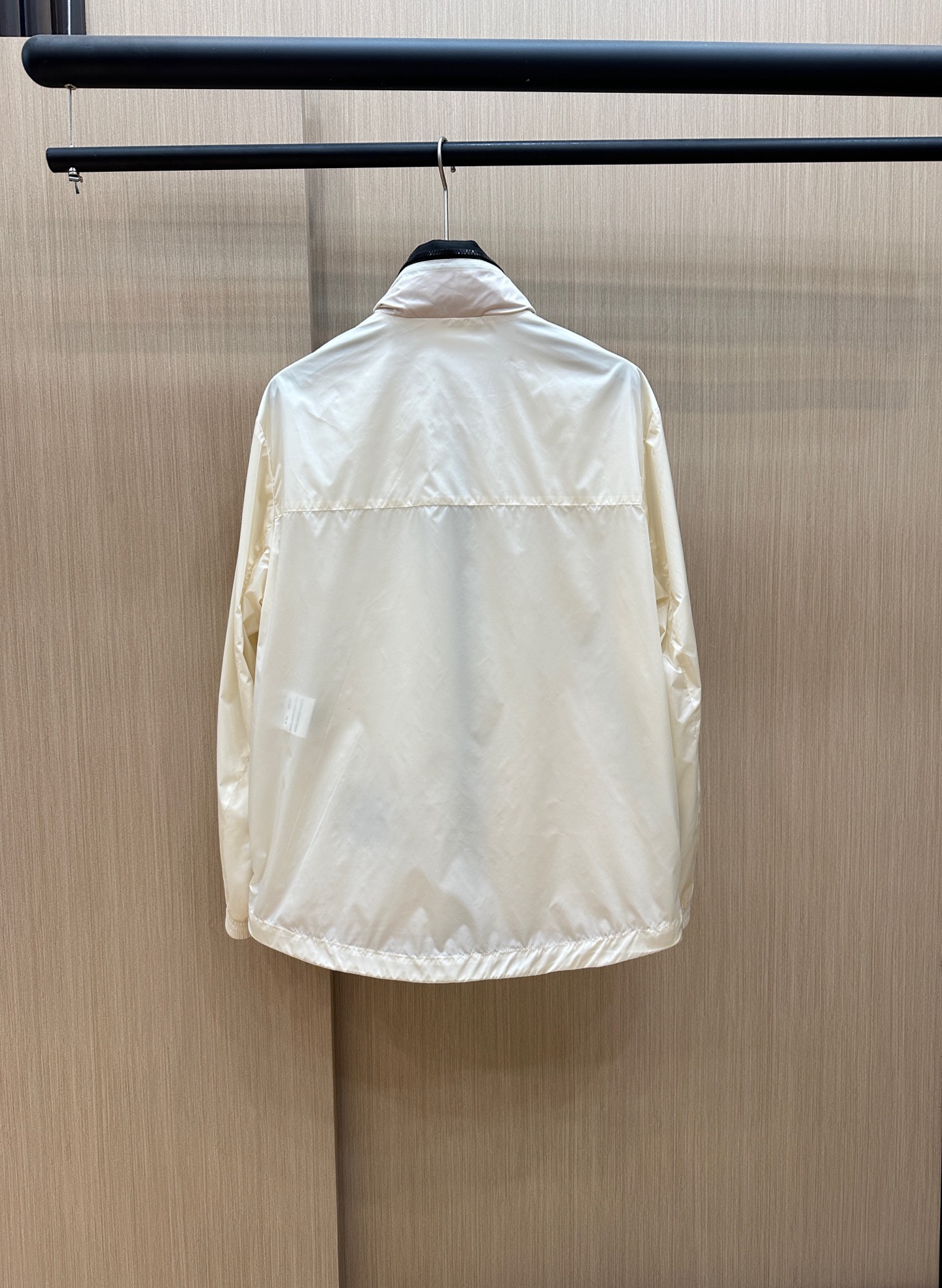  Moncler早春款2025最新款时尚设计师款夹克外套.处处细节显工艺足够的高级   结构性剪裁的设计