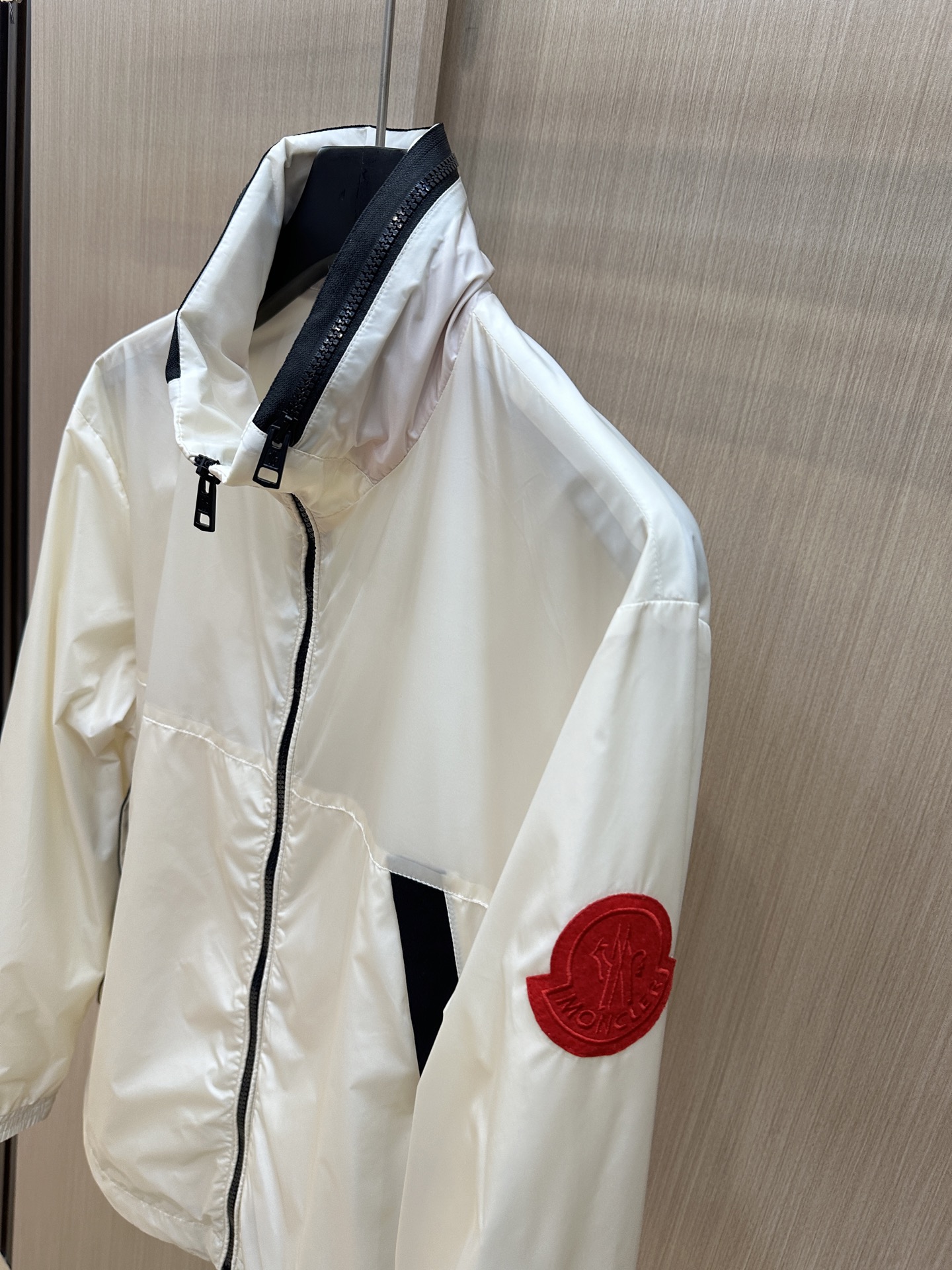  Moncler早春款2025最新款时尚设计师款夹克外套.处处细节显工艺足够的高级   结构性剪裁的设计