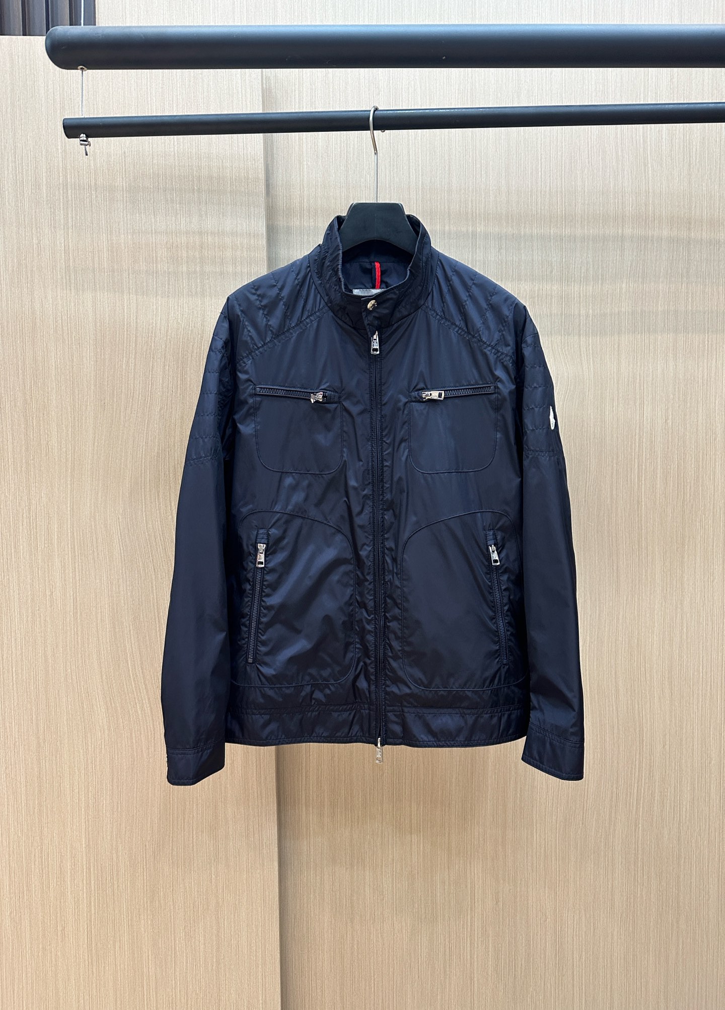  Moncler早春款2025最新款时尚设计师款夹克外套.处处细节显工艺足够的高级   结构性剪裁的设计
