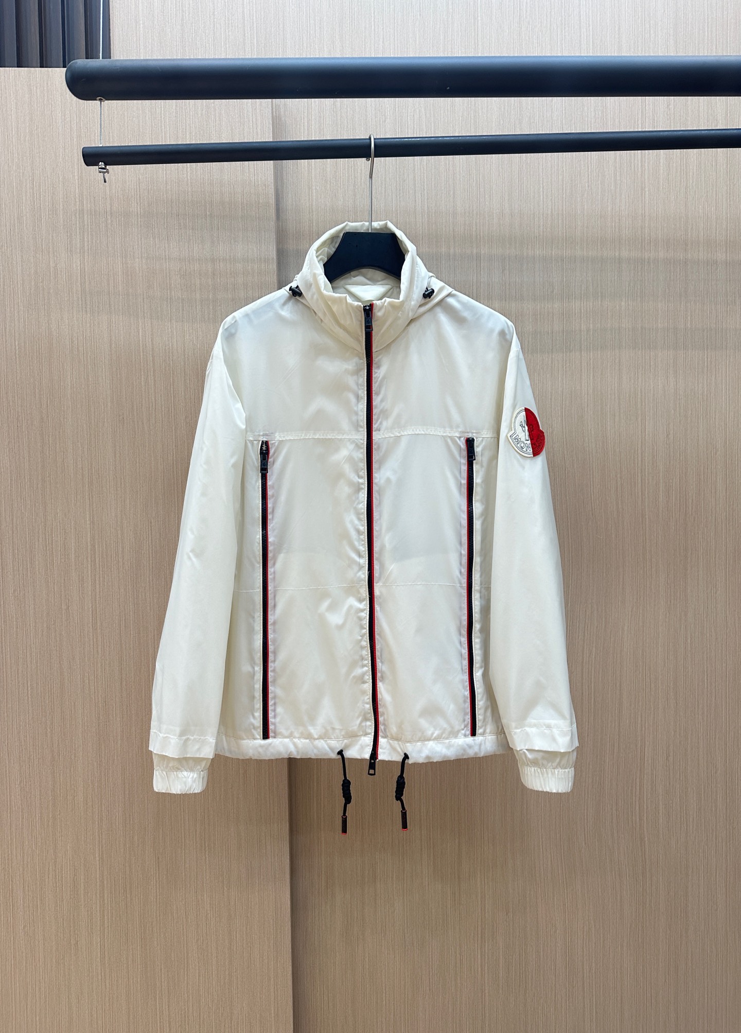  Moncler早春款2025最新款时尚设计师款夹克外套.处处细节显工艺足够的高级   结构性剪裁的设计
