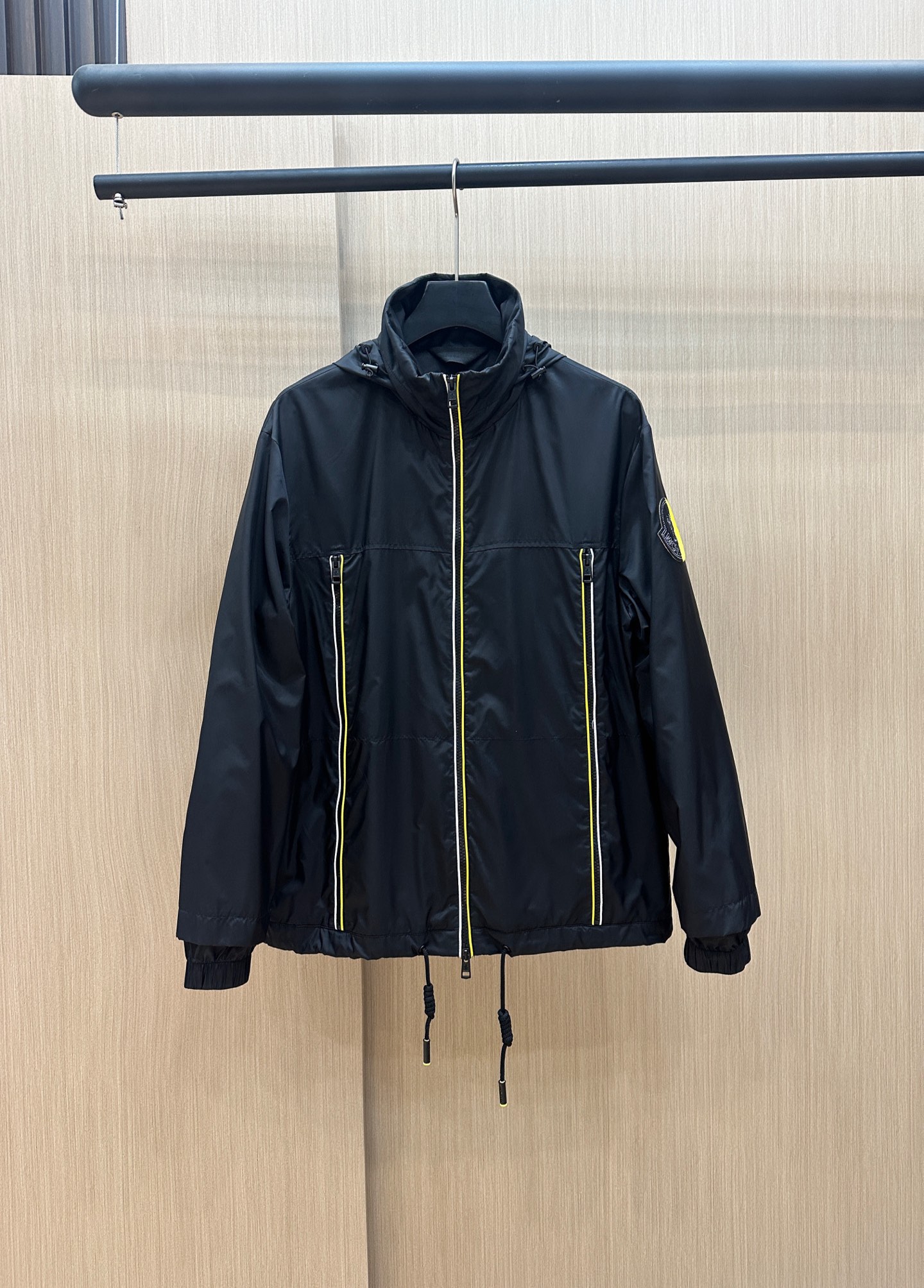  Moncler早春款2025最新款时尚设计师款夹克外套.处处细节显工艺足够的高级   结构性剪裁的设计