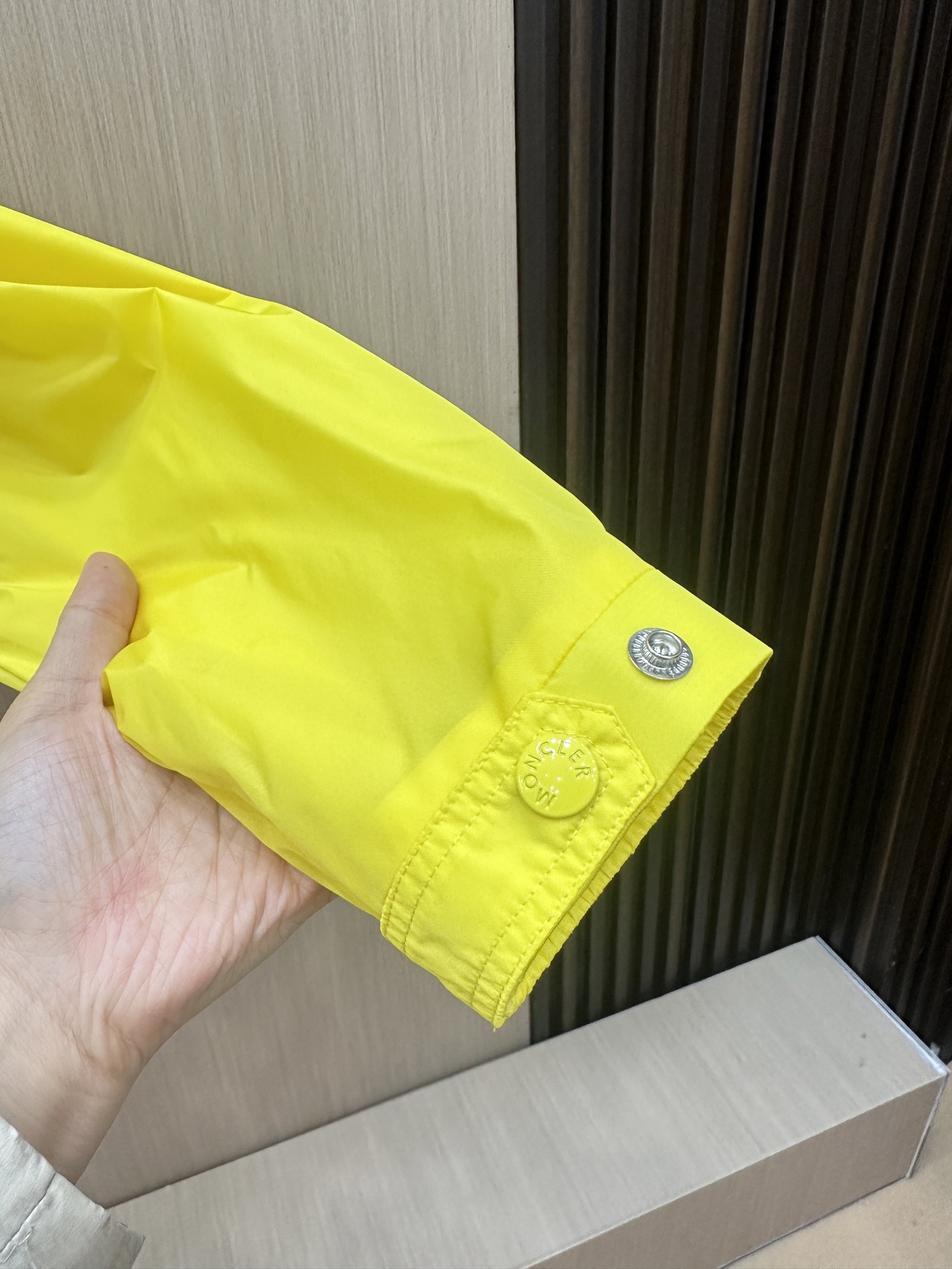  Moncler早春款2025最新款时尚设计师款夹克外套.处处细节显工艺足够的高级   结构性剪裁的设计