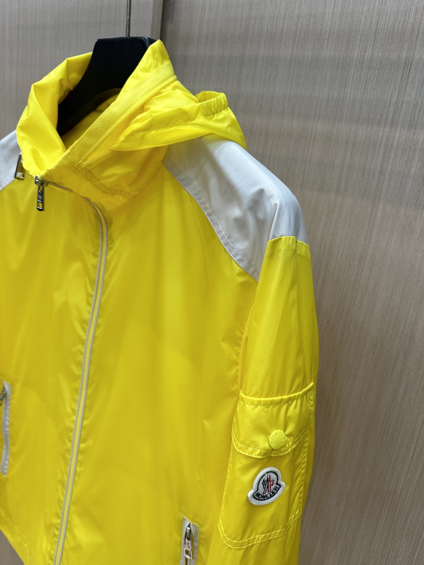  Moncler早春款2025最新款时尚设计师款夹克外套.处处细节显工艺足够的高级   结构性剪裁的设计