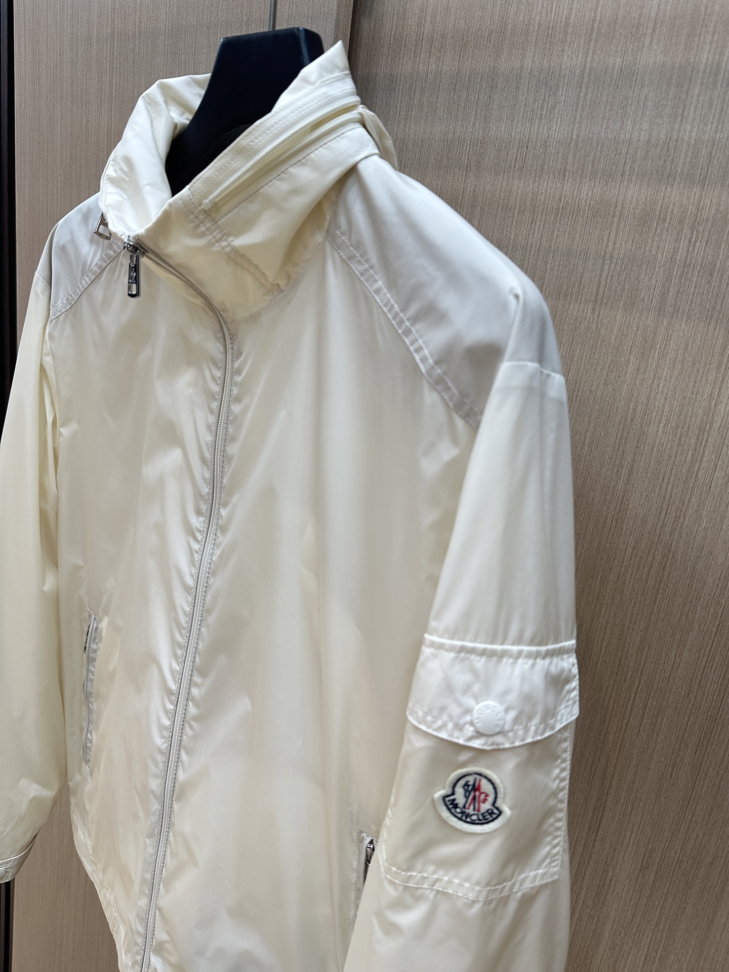  Moncler早春款2025最新款时尚设计师款夹克外套.处处细节显工艺足够的高级   结构性剪裁的设计