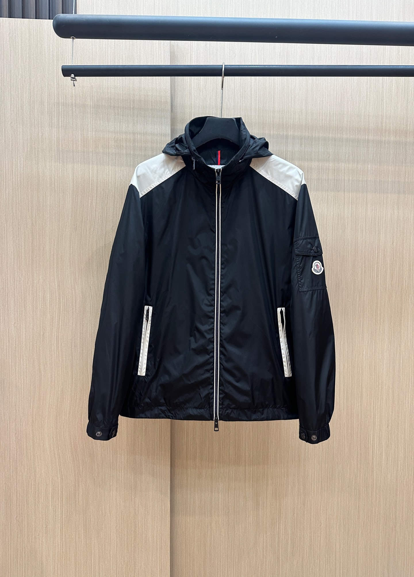  Moncler早春款2025最新款时尚设计师款夹克外套.处处细节显工艺足够的高级   结构性剪裁的设计