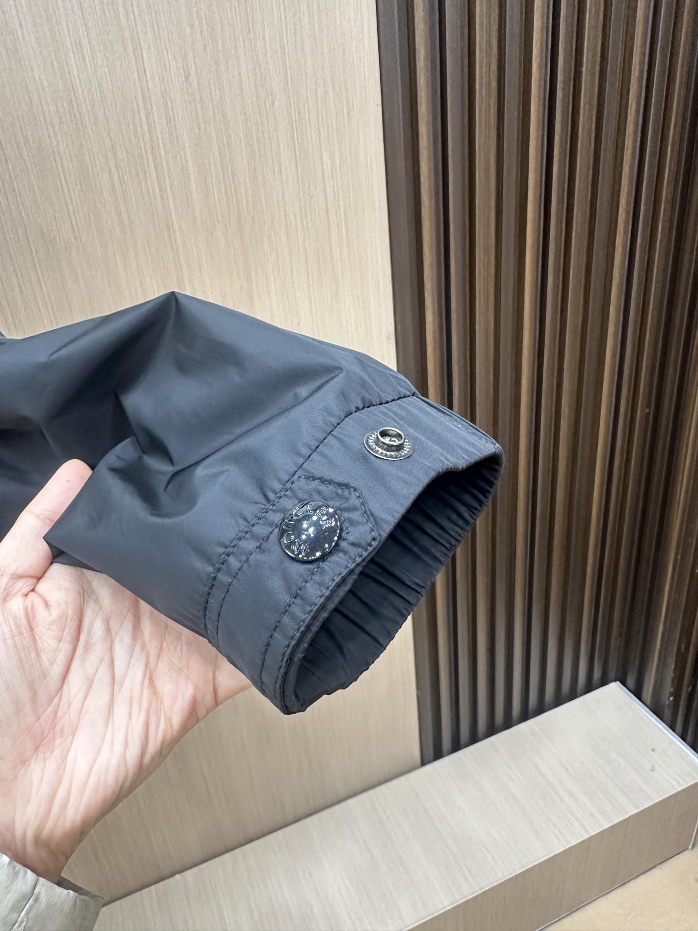  Moncler早春款2025最新款时尚设计师款夹克外套.处处细节显工艺足够的高级   结构性剪裁的设计
