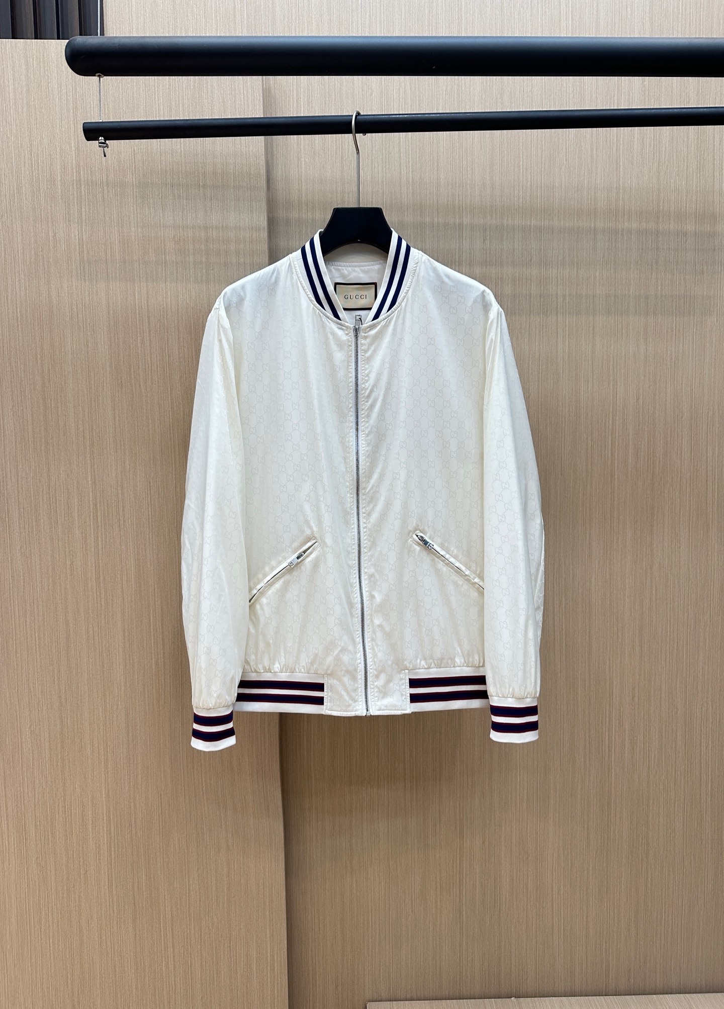 NO:123562,The latest fashion designer jacket for GUCCl early spring style. The details show the craftsmanship and the design changes of high-end structural tailoring are sufficient to show the diverse image changes of men, slim and neat, and tailoring, satisfying the popular multi-layered outfits and versatile styles of life!  48-56, christian louboutin,gucci,jackets & coats,jackets & coats,alexander wang19860909主推 GUCCl早春款最新款时尚设计师款夹克外套.处处细节显工艺足够的高级结构性剪裁的设计改变来展现男士多样的形象变化,修身利落、剪裁合体,满足时下正流行的多层次穿搭,生活百搭款式！ 码数48-56,,christian louboutin,gucci,jackets & coats,jackets & coats,alexander wang,Men's clothing