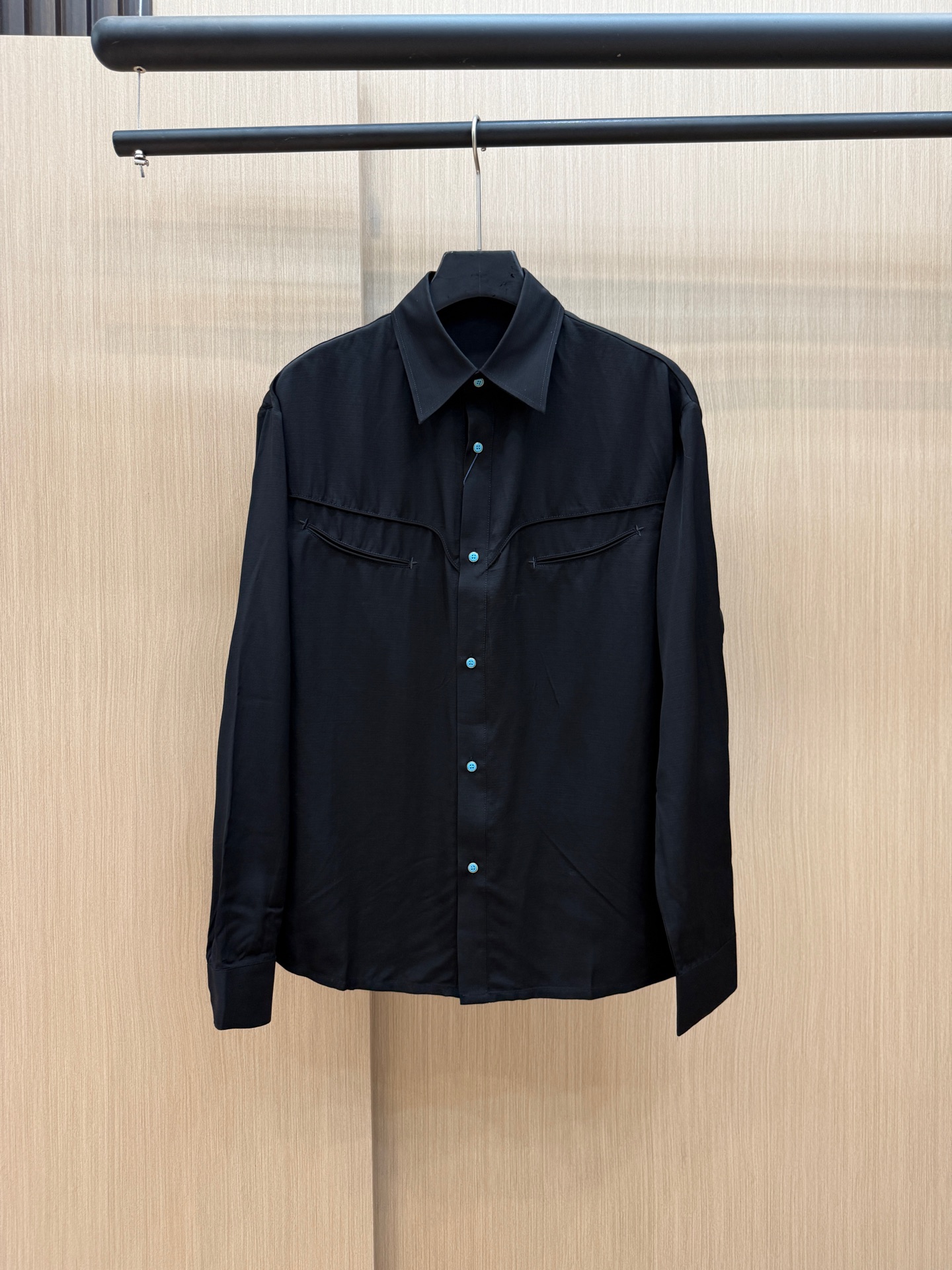 NO:139564,LV Early Spring 2025 latest fashion designer shirts, details everywhere, the craftsmanship is sufficiently advanced structural tailoring design changes to show the diverse image changes of men, slim and neat, tailoring, and satisfy the popular multi-layered outfits and versatile life styles!  Number of codes 48-56035, louis vuitton,shirts,alexander wang19860909LV 早春款2025最新款时尚设计师款衬衫处处细节显工艺足够的高级结构性剪裁的设计改变来展现男士多样的形象变化,修身利落、剪裁合体,满足时下正流行的多层次穿搭,生活百搭款式！ 码数48-56035,,louis vuitton,shirts,alexander wang,Men's clothing