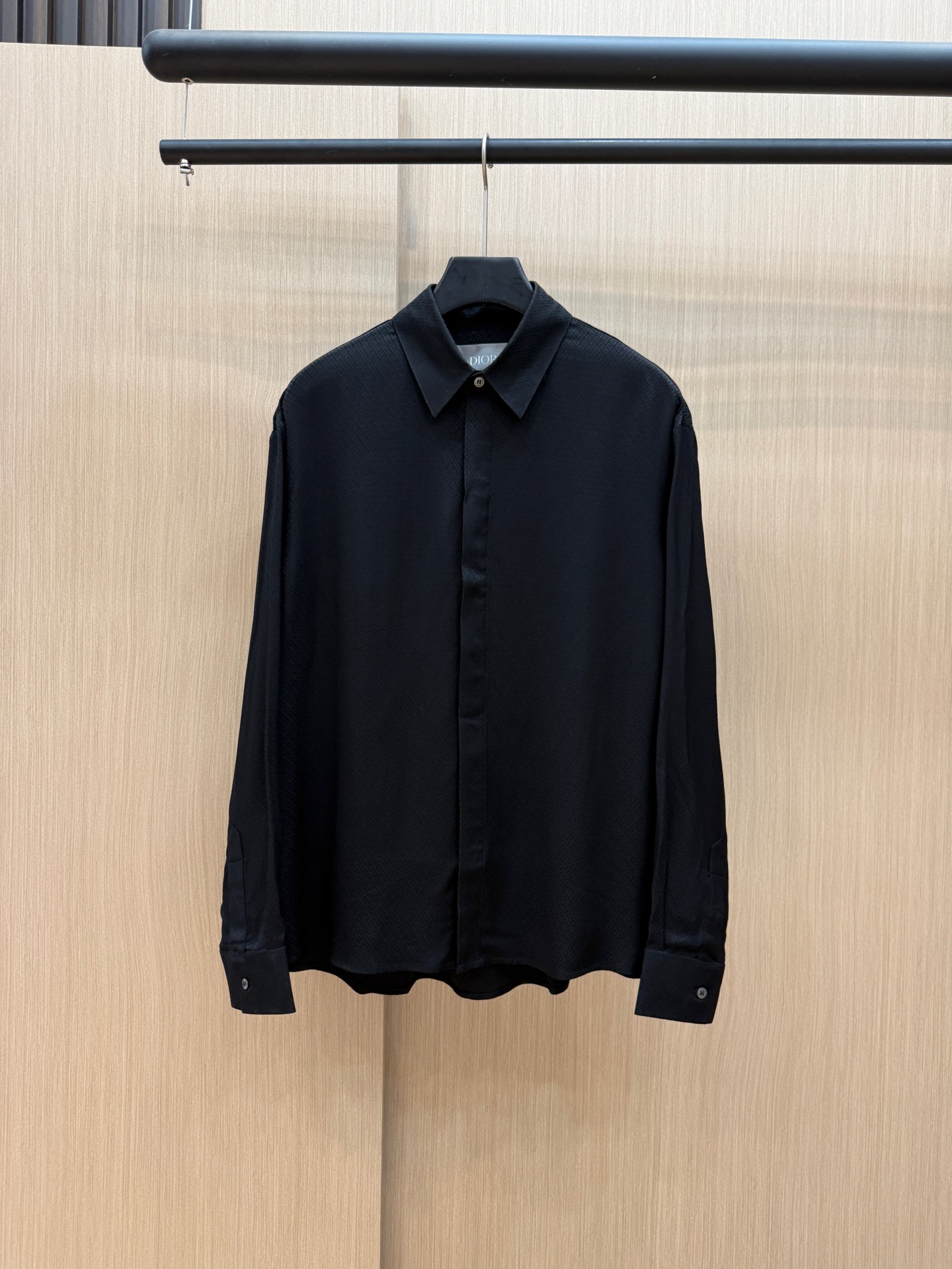 NO:139559,Dior early spring 2025 latest fashion designer shirts show the details everywhere, and the craftsmanship is sufficiently advanced structural tailoring design changes to show the diverse image changes of men, slim and neat, tailoring, and satisfy the popular multi-layered outfits and versatile styles of life!  Number of codes 48-56035,,dior,shirts,alexander wang19860909Dior早春款2025最新款时尚设计师款衬衫处处细节显工艺足够的高级结构性剪裁的设计改变来展现男士多样的形象变化,修身利落、剪裁合体,满足时下正流行的多层次穿搭,生活百搭款式！ 码数48-56035,,dior,shirts,alexander wang,Men's clothing