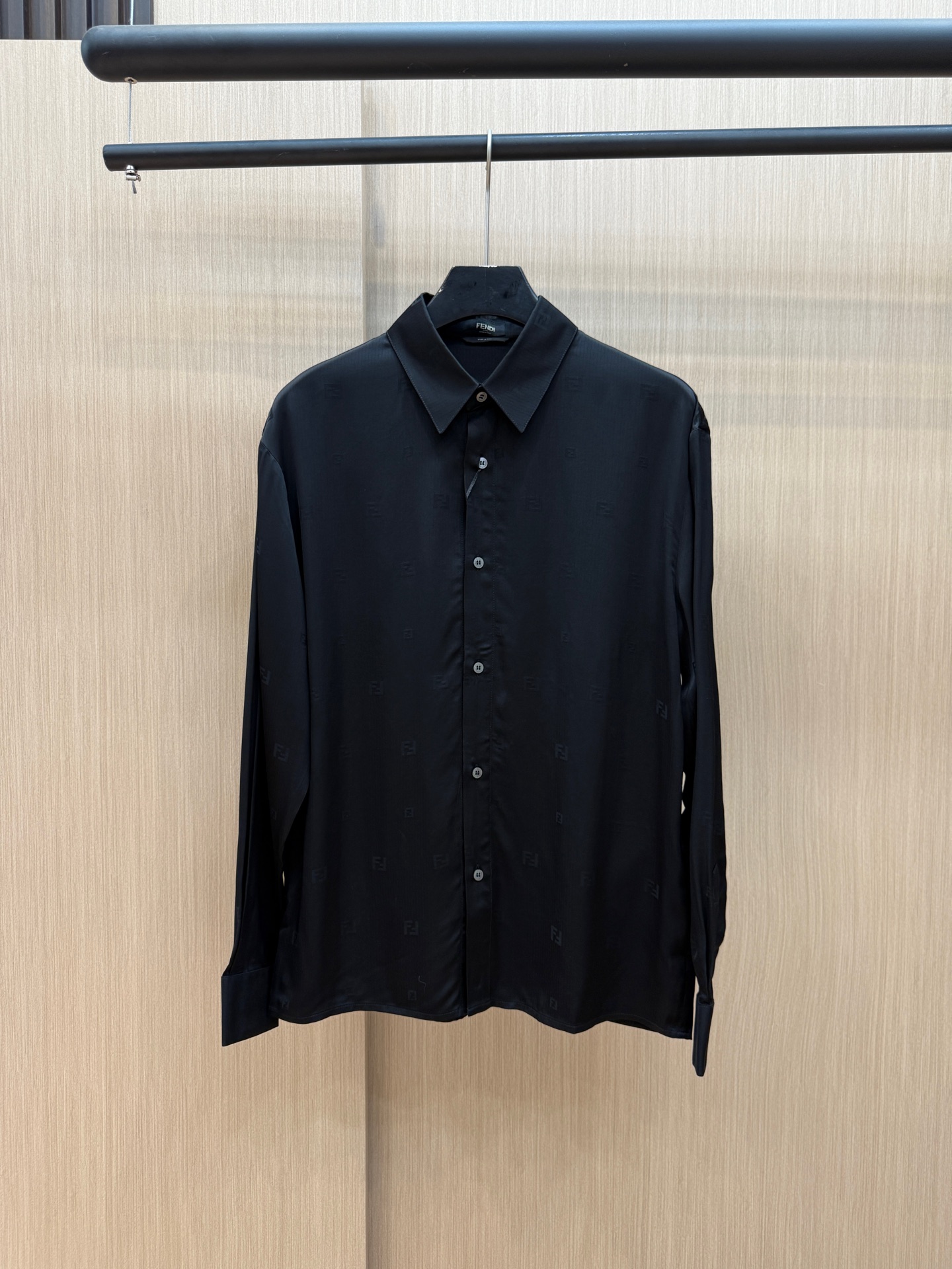 NO:139554,FENDI Early Spring 2025 latest fashion designer shirts, details everywhere show the craftsmanship, sufficient high-level structural tailoring design changes to show the diverse image changes of men, slim and neat, tailoring, meet the popular multi-layered outfits and versatile styles of life!  Number of codes 48-56035, fendi,shirts,alexander wang19860909FENDI早春款2025最新款时尚设计师款衬衫处处细节显工艺足够的高级结构性剪裁的设计改变来展现男士多样的形象变化,修身利落、剪裁合体,满足时下正流行的多层次穿搭,生活百搭款式！ 码数48-56035,,fendi,shirts,alexander wang,Men's clothing