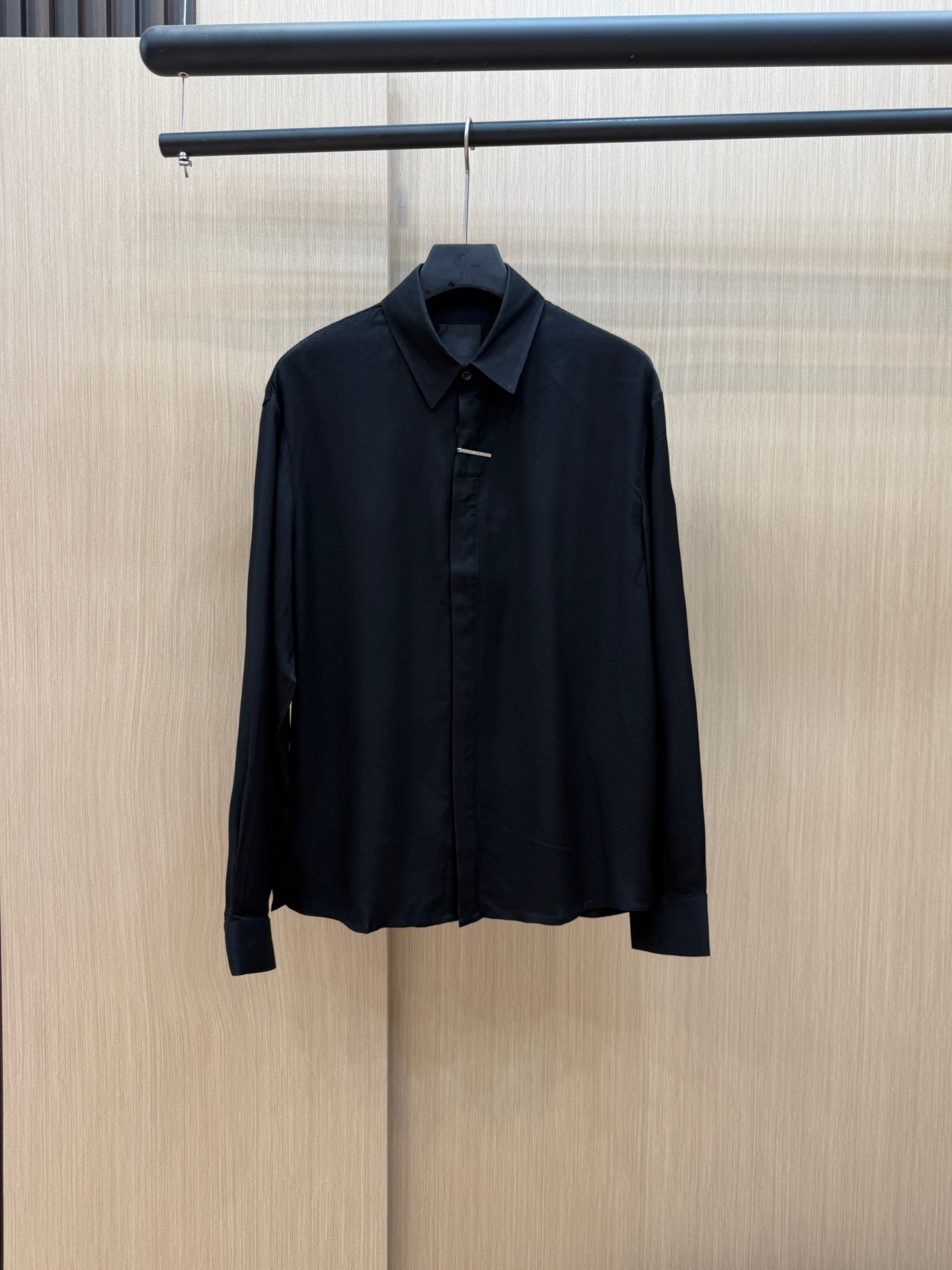 NO:139548,Givenchy early spring 2025 latest fashion designer shirts show details everywhere, with enough high-level structural tailoring design changes to show the diverse image changes of men, slim and neat, tailoring, satisfying the popular multi-layered outfits and versatile styles of life!  Number of codes 48-56035, given,shirts,alexander wang19860909纪梵希早春款2025最新款时尚设计师款衬衫处处细节显工艺足够的高级结构性剪裁的设计改变来展现男士多样的形象变化,修身利落、剪裁合体,满足时下正流行的多层次穿搭,生活百搭款式！ 码数48-56035,,givenchy,shirts,alexander wang,Men's clothing