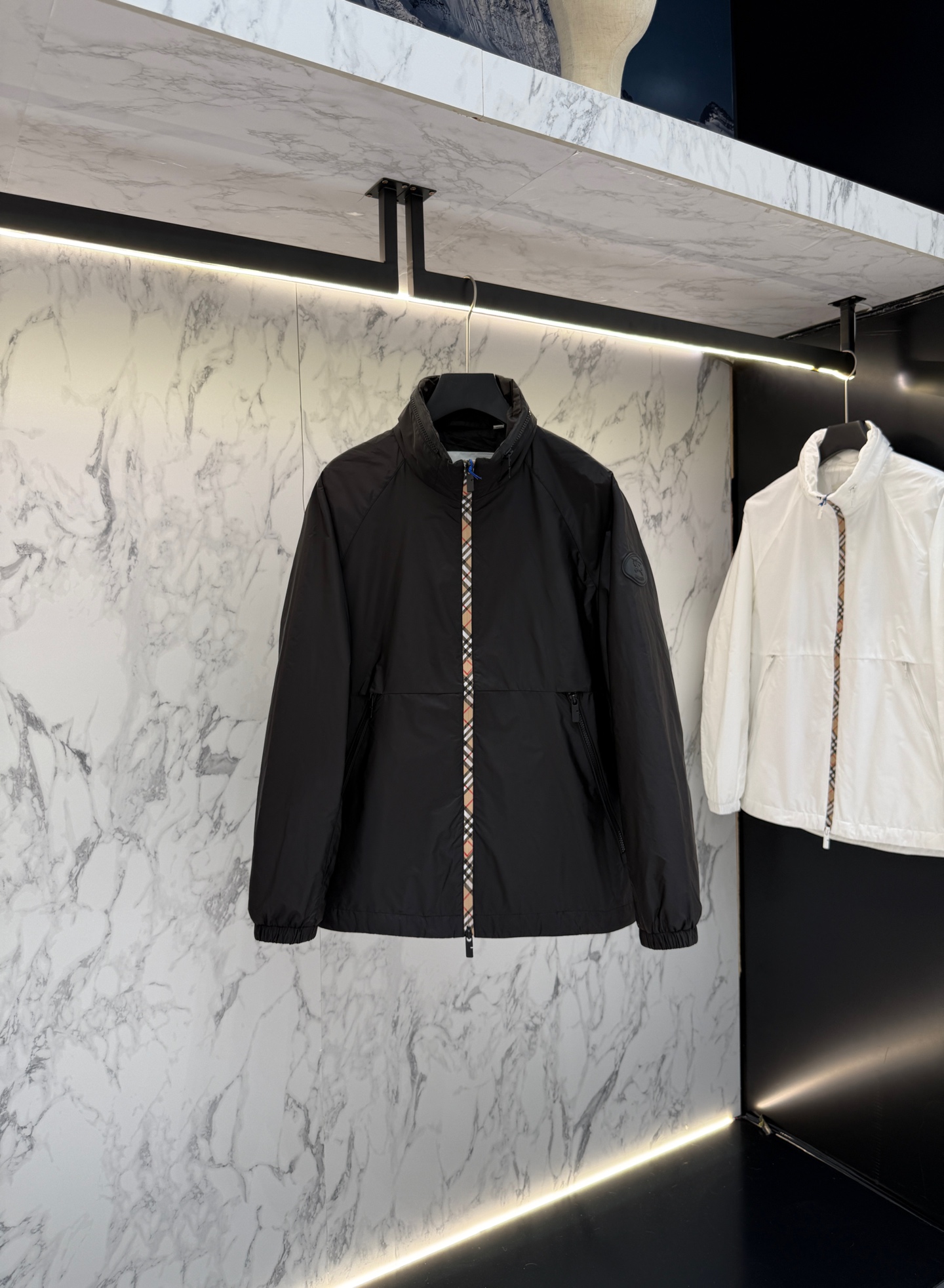 NO:564266,New Burberry Autumn latest fashion designer jacket. Every detail shows craftsmanship, and the design changes are enough advanced structural tailoring to show men's diverse image changes. They are slim and neat, and tailored to meet the current popular multi-layered outfits and versatile styles for life!  9082 code number 48-56,,,burberry,jackets & coats,jackets & coats,alexander wang19860909新品 Bur berry 秋款最新款时尚设计师款夹克外套.处处细节显工艺足够的高级结构性剪裁的设计改变来展现男士多样的形象变化,修身利落、剪裁合体,满足时下正流行的多层次穿搭,生活百搭款式！9082 码数48-56,,,burberry,jackets & coats,jackets & coats,alexander wang,Men's clothing