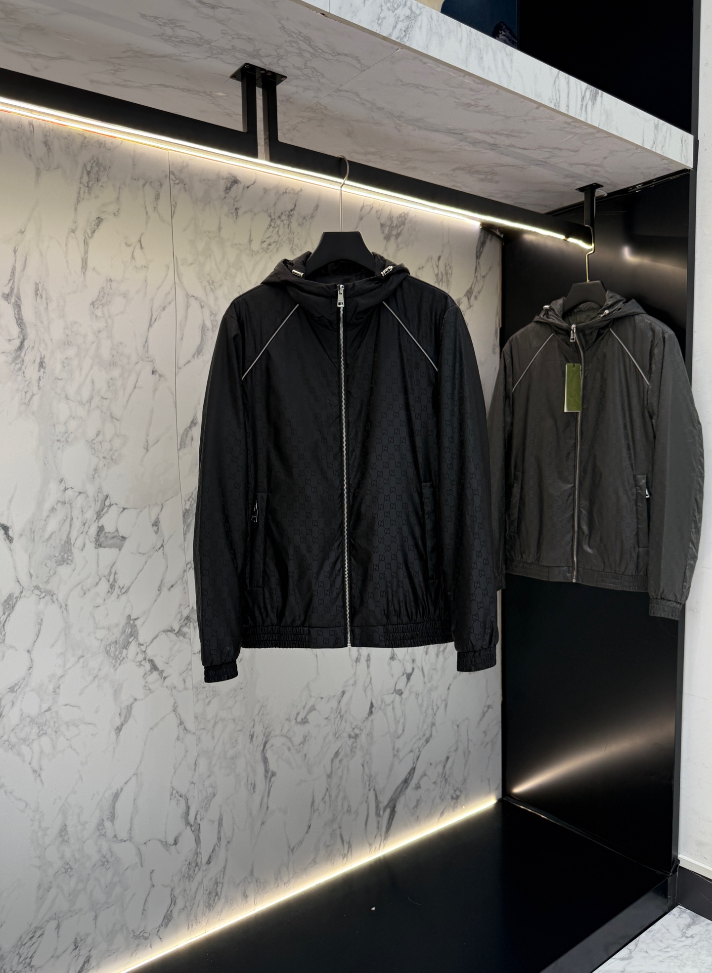 NO:519288,New product GUCCl (cotton jacket) autumn style 2025 latest fashion designer jacket. Details everywhere show the design changes of high-end structural tailoring to show the diverse image changes of men, slim and neat, tailoring, meet the popular multi-layered outfits and versatile life styles!  G:25J628 digits 48-56, gucci,jackets & coats,jackets & coats,alexander wang19860909新品 GUCCl（棉服）秋款2025最新款时尚设计师款夹克外套.处处细节显工艺足够的高级结构性剪裁的设计改变来展现男士多样的形象变化,修身利落、剪裁合体,满足时下正流行的多层次穿搭,生活百搭款式！G:25J628 码数48-56,,gucci,jackets & coats,jackets & coats,alexander wang,Men's clothing