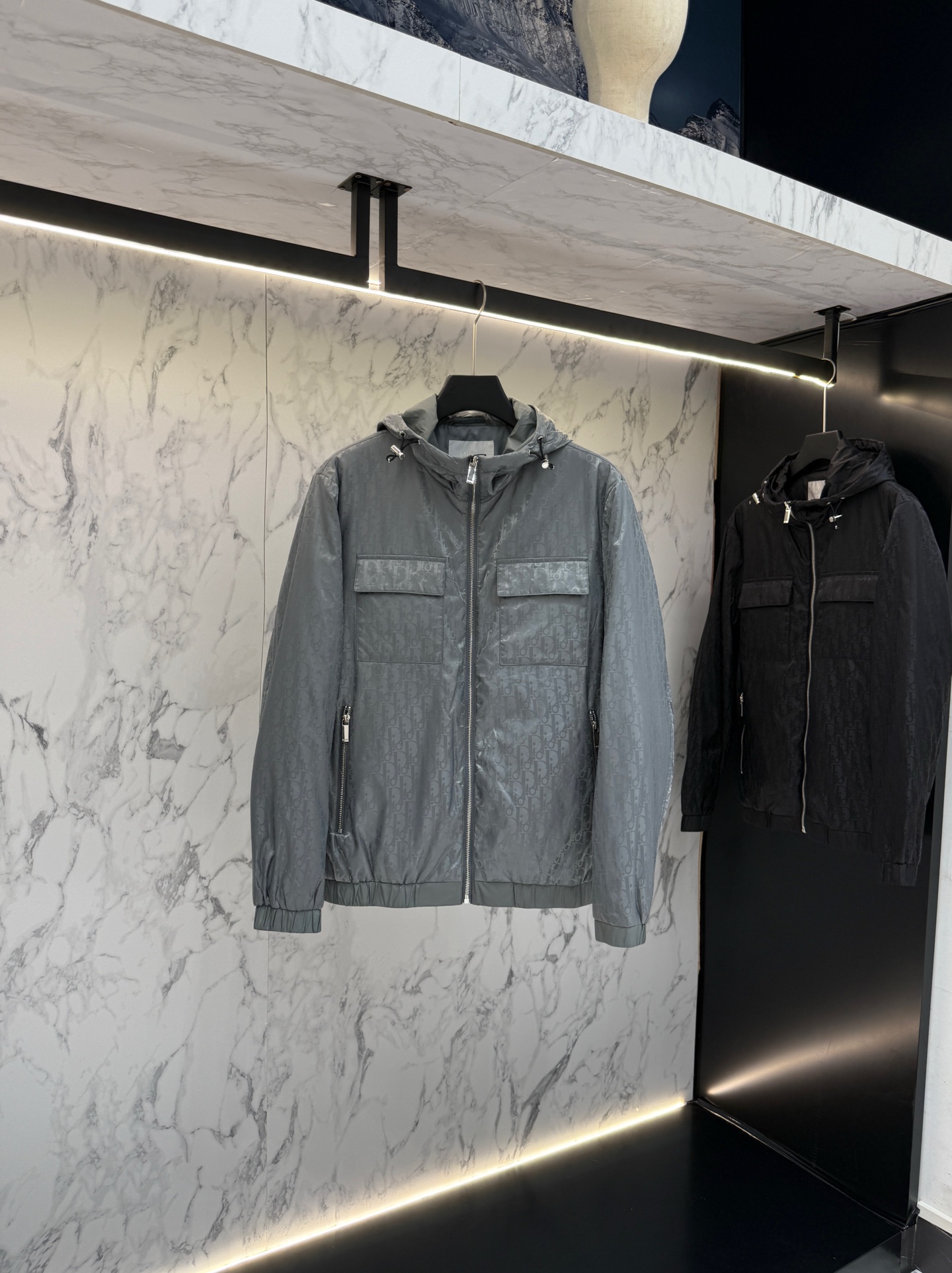 NO:474876,Dior (cotton jacket) autumn 2025 latest fashion designer shirts show the details everywhere, and the craftsmanship is sufficient. The design changes of high-end structural tailoring are to show the diverse image changes of men, which are slim and neat, and are tailored to meet the popular multi-layered outfits and versatile styles of life!  G25J618 digits 48-56fjx,,dior,shirts,alexander wang19860909Dior（棉服）秋款2025最新款时尚设计师款衬衫处处细节显工艺足够的高级结构性剪裁的设计改变来展现男士多样的形象变化,修身利落、剪裁合体,满足时下正流行的多层次穿搭,生活百搭款式！G25J618 码数48-56fjx,,dior,shirts,alexander wang,Men's clothing