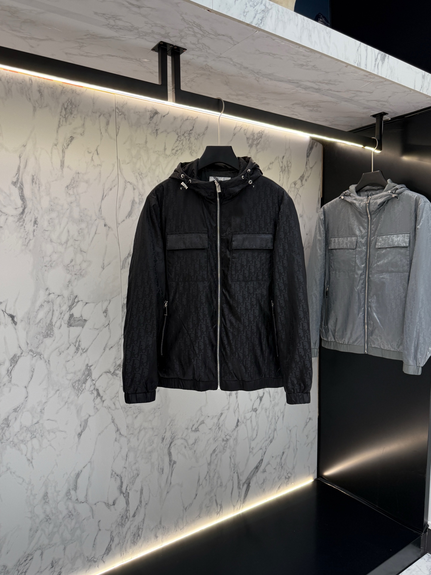 NO:474882,Dior (cotton jacket) autumn 2025 latest fashion designer shirts show the details everywhere, and the craftsmanship is sufficient. The design changes of high-end structural tailoring are to show the diverse image changes of men, which are slim and neat, and are tailored to meet the popular multi-layered outfits and versatile styles of life!  G:25J618 digits 48-56fjx,,dior,shirts,alexander wang19860909Dior（棉服）秋款2025最新款时尚设计师款衬衫处处细节显工艺足够的高级结构性剪裁的设计改变来展现男士多样的形象变化,修身利落、剪裁合体,满足时下正流行的多层次穿搭,生活百搭款式！G:25J618 码数48-56fjx,,dior,shirts,alexander wang,Men's clothing