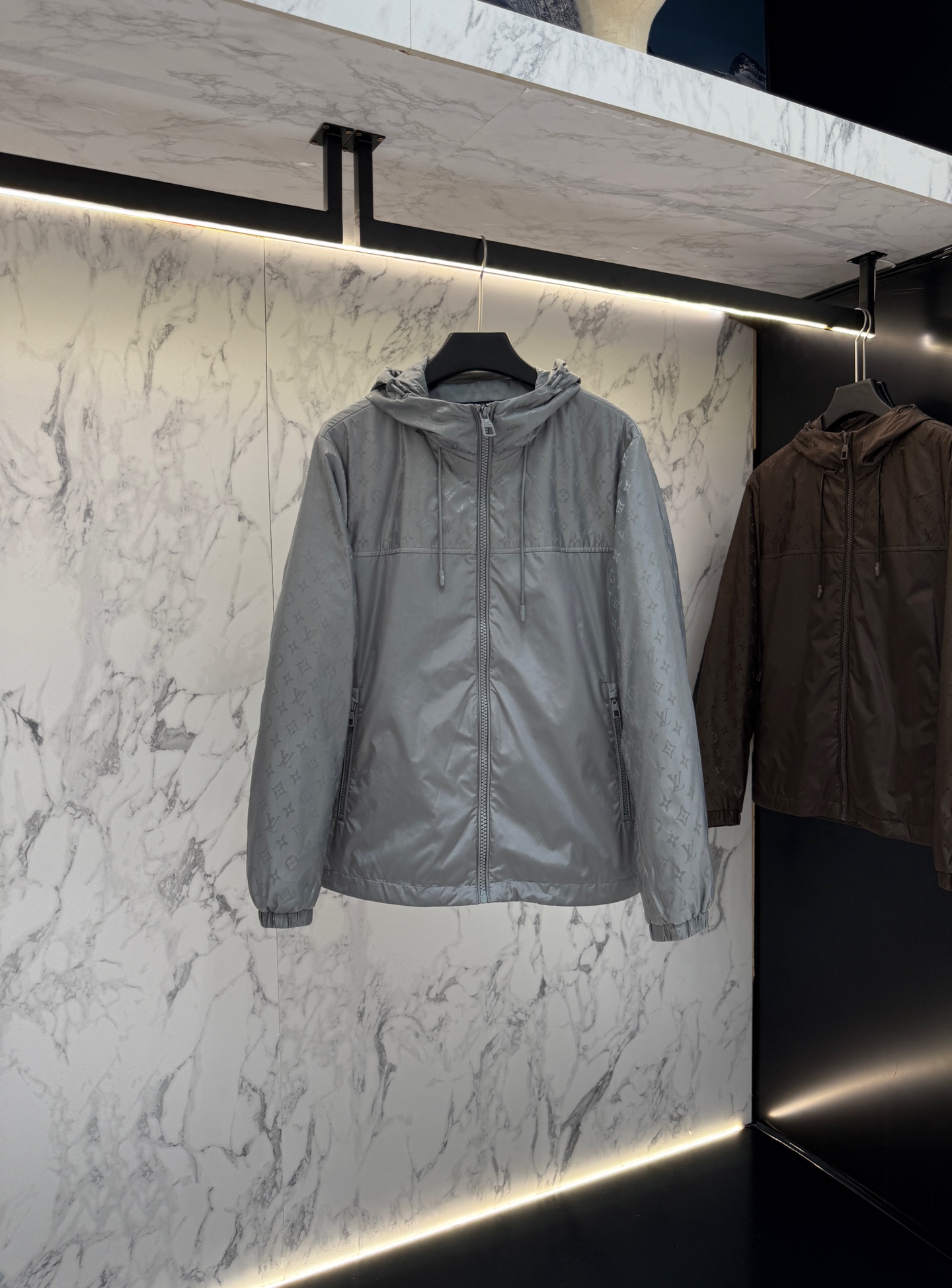 NO:474869,LV (cotton jacket) autumn style 2025 latest fashion designer jacket. Details show the design changes of high-end structural tailoring to show the diverse image changes of men, slim and neat, tailoring, meet the popular multi-layered outfits nowadays, versatile styles of life G: 25J619 digits 48-56fjx,,louis vuitton, jackets & coats, jackets & coats, alexander wang19860909LV（棉服）秋款2025最新款时尚设计师款夹克外套.处处细节显工艺足够的高级结构性剪裁的设计改变来展现男士多样的形象变化,修身利落、剪裁合体,满足时下正流行的多层次穿搭,生活百搭款式G:25J619 码数48-56fjx,,louis vuitton,jackets & coats,jackets & coats,alexander wang,Men's clothing