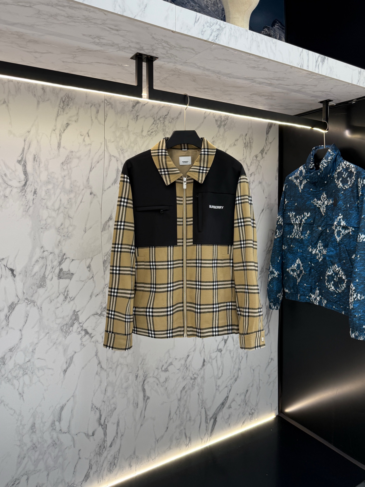 NO:520610,New product Burberry autumn style 2025 latest fashion designer jacket. Details everywhere show the design changes of high-end structural tailoring to show the diverse image changes of men, slim and neat, tailoring, meet the popular multi-layered outfits and versatile styles of life!  T6205 digits 48-56,,,burberry,jackets & coats,jackets & coats,alexander wang19860909新品 Bur berry 秋款2025最新款时尚设计师款夹克外套.处处细节显工艺足够的高级结构性剪裁的设计改变来展现男士多样的形象变化,修身利落、剪裁合体,满足时下正流行的多层次穿搭,生活百搭款式！T6205 码数48-56,,,burberry,jackets & coats,jackets & coats,alexander wang,Men's clothing