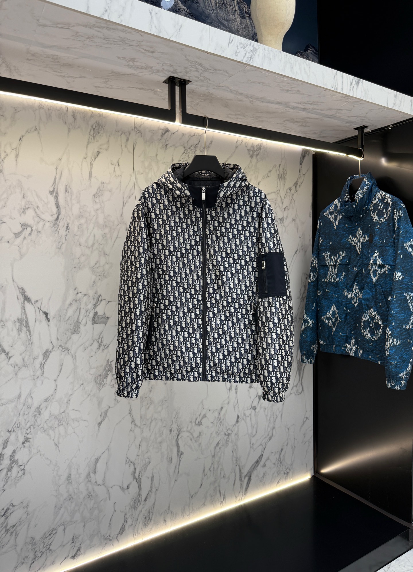 NO:520607,New product Dior autumn style 2025 latest fashion designer shirts, details everywhere, the craftsmanship is sufficient, the design changes of high-end structural tailoring are to show the diverse image changes of men, slim and neat, and the tailoring is integrated to meet the popular multi-layered outfits and versatile life styles!  T7313 digits 48-56,,dior,shirts,alexander wang19860909新品 Dior秋款2025最新款时尚设计师款衬衫处处细节显工艺足够的高级结构性剪裁的设计改变来展现男士多样的形象变化,修身利落、剪裁合体,满足时下正流行的多层次穿搭,生活百搭款式！T7313 码数48-56,,dior,shirts,alexander wang,Men's clothing