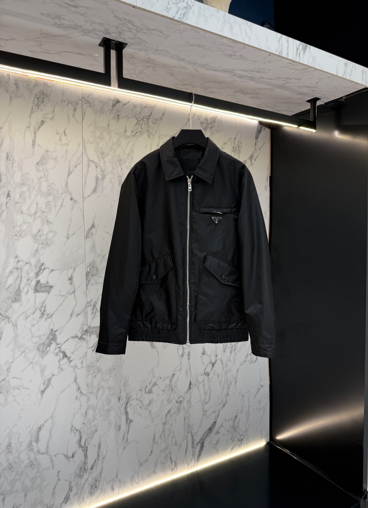 NO:489210,The price of the delivery PRADA early spring style 2025 latest fashion designer jacket. The details show the craftsmanship and the design changes of high-end structural tailoring are sufficient to show the diverse image changes of men, slim and neat, and tailoring, satisfying the popular multi-layered outfits and versatile life styles!  G25J626 digits 48-56,,,prada,jackets & coats,jackets & coats,alexander wang19860909放货价 PRADA早春款2025最新款时尚设计师款夹克外套.处处细节显工艺足够的高级结构性剪裁的设计改变来展现男士多样的形象变化,修身利落、剪裁合体,满足时下正流行的多层次穿搭,生活百搭款式！G25J626 码数48-56,,,prada,jackets & coats,jackets & coats,alexander wang,Men's clothing