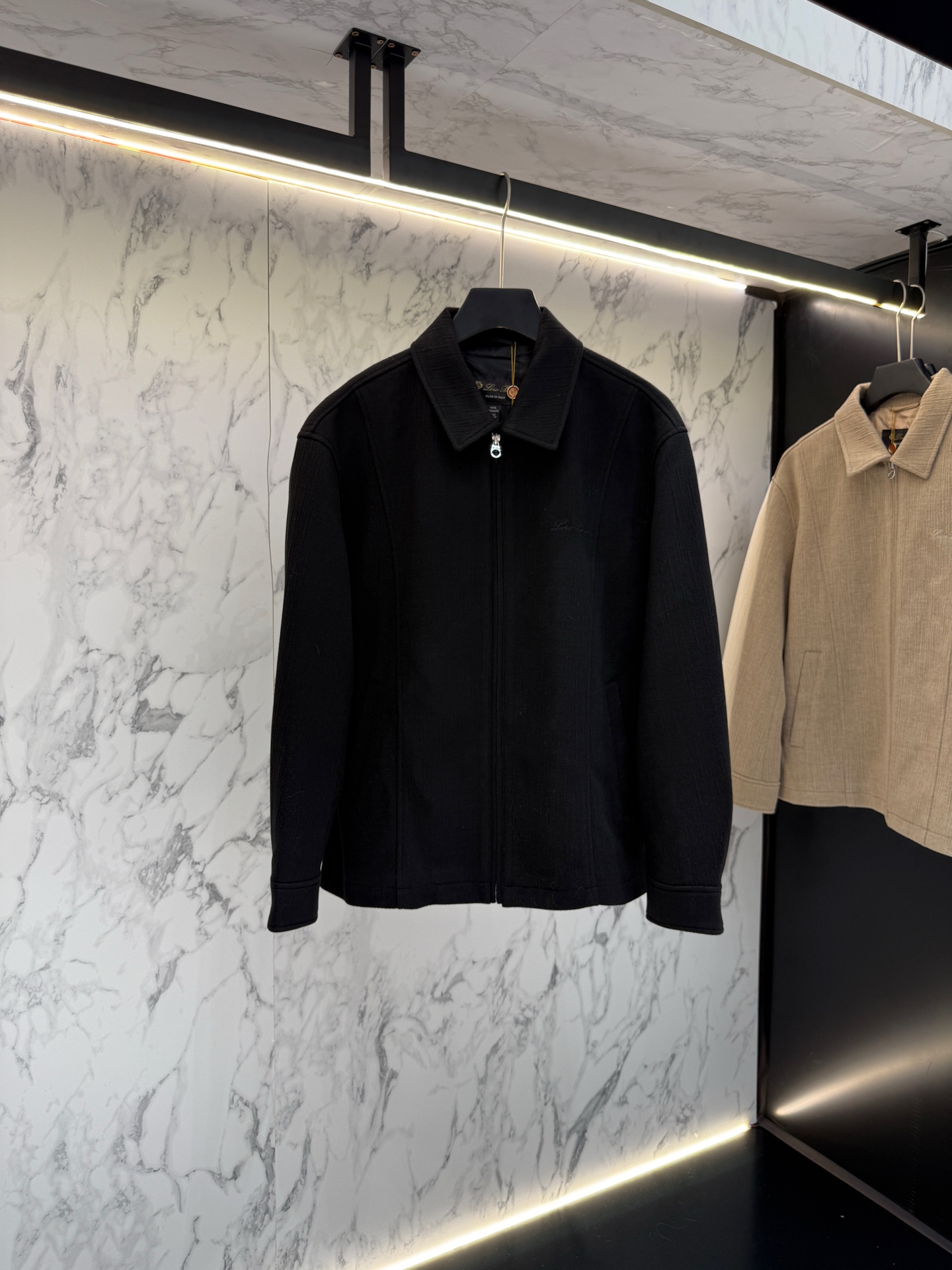 NO:515077,-LP Autumn 2025 (wool fleece) latest fashion designer shirts are detailed in detail and high-end. The design changes of structural tailoring are to show the diverse image changes of men, slim and neat, and tailoring them together to meet the popular multi-layered outfits and versatile life styles!  W8582 digits 48-56, loro piana,shirts,alexander wang19860909-LP 秋款2025（呢绒）最新款时尚设计师款衬衫处处细节显工艺足够的高级 结构性剪裁的设计改变来展现男士多样的形象变化,修身利落、剪裁合体,满足时下正流行的多层次穿搭,生活百搭款式！W8582 码数48-56,,loro piana,shirts,alexander wang,Men's clothing