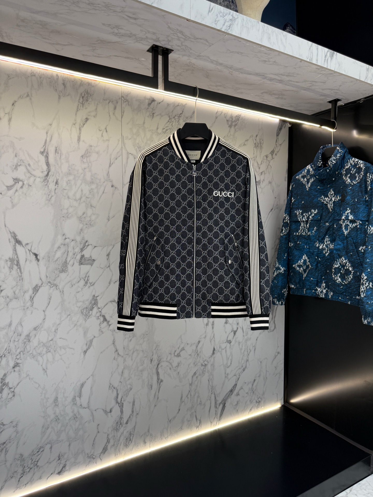 NO:520604,New product GUCCl autumn style 2025 latest fashion designer jacket. Details everywhere show the design changes of high-end structural tailoring to show the diverse image changes of men, slim and neat, tailoring, meet the popular multi-layered outfits and versatile styles of life!  T697 digits 48-56, gucci,jackets & coats,jackets & coats,alexander wang19860909新品 GUCCl 秋款2025最新款时尚设计师款夹克外套.处处细节显工艺足够的高级结构性剪裁的设计改变来展现男士多样的形象变化,修身利落、剪裁合体,满足时下正流行的多层次穿搭,生活百搭款式！T697 码数48-56,,gucci,jackets & coats,jackets & coats,alexander wang,Men's clothing