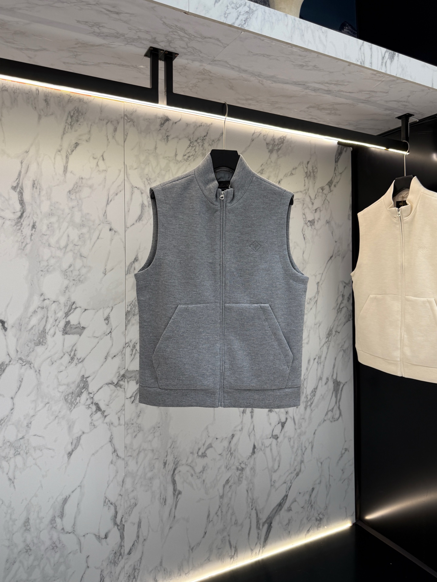 NO:515079,-LP Autumn 2025 latest fashion designer shirts show the details of the details of the craftsmanship are high-end enough. The structural tailoring design changes are to show the diverse image changes of men, slim and neat, and tailoring is integrated to meet the popular multi-layered outfits and versatile life styles!  W8580 digits 48-56, loro piana,shirts,alexander wang19860909-LP 秋款2025最新款时尚设计师款衬衫处处细节显工艺足够的高级 结构性剪裁的设计改变来展现男士多样的形象变化,修身利落、剪裁合体,满足时下正流行的多层次穿搭,生活百搭款式！W8580 码数48-56,,loro piana,shirts,alexander wang,Men's clothing