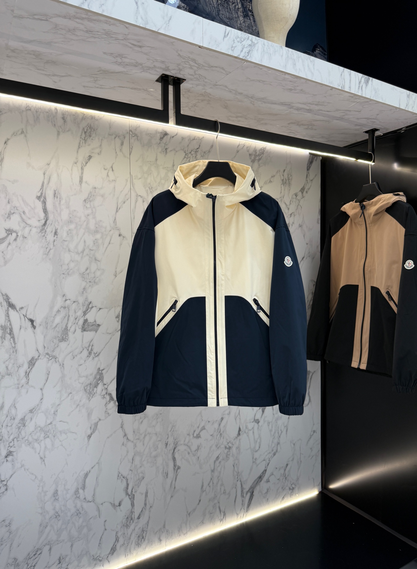 NO:474866,Moncler autumn style 2025 latest fashion designer jacket. Details show the design changes of high-end structural tailoring to show the diverse image changes of men, slim and neat, tailoring, meet the popular multi-layered outfits nowadays, and versatile styles of life. W8553 digits 12345fjx,,jackets & coats,jackets & coats,alexander wang19860909Moncler秋款2025最新款时尚设计师款夹克外套.处处细节显工艺足够的高级结构性剪裁的设计改变来展现男士多样的形象变化,修身利落、剪裁合体,满足时下正流行的多层次穿搭,生活百搭款式 W8553 码数12345fjx,,jackets & coats,jackets & coats,alexander wang,Men's clothing