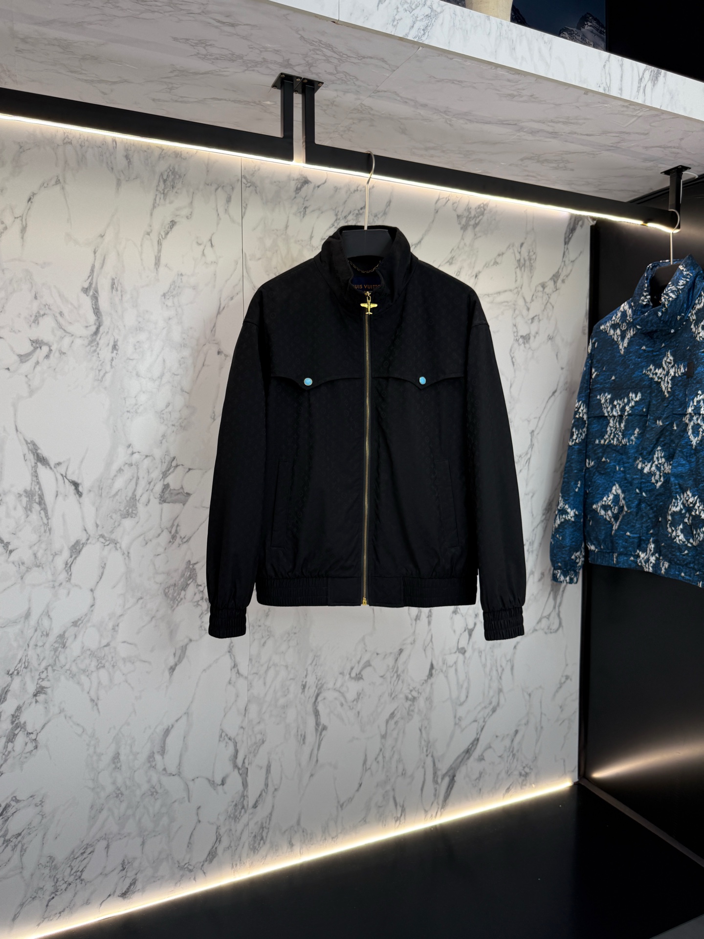 NO:520601,New product LV autumn style 2025 latest fashion designer jacket jacket. Details show the design changes of high-end structural tailoring to show the diverse image changes of men, slim and neat, tailoring, meet the popular multi-layered outfits nowadays, versatile styles of life T759 48-56,,louis vuitton, jackets & coats, jackets & coats, alexander wang19860909新品 LV 秋款2025最新款时尚设计师款夹克外套.处处细节显工艺足够的高级结构性剪裁的设计改变来展现男士多样的形象变化,修身利落、剪裁合体,满足时下正流行的多层次穿搭,生活百搭款式 T759 码数48-56,,louis vuitton,jackets & coats,jackets & coats,alexander wang,Men's clothing