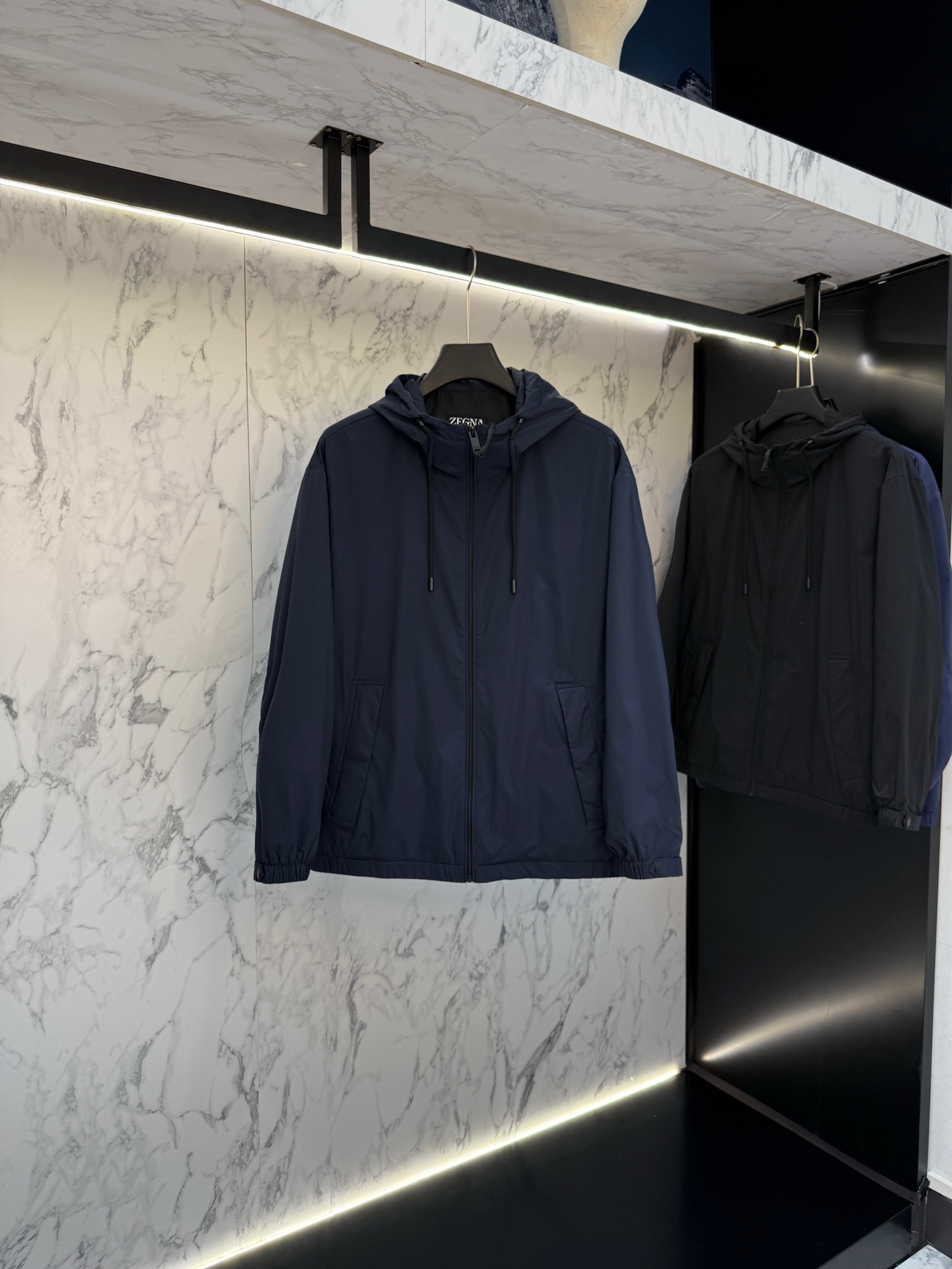 NO:515081,-Zegna Autumn 2025 latest fashion designer jacket. Details everywhere show high-end craftsmanship. The design changes of structural tailoring are to show the diverse image changes of men, slim and neat, tailoring, and satisfy the popular multi-layered outfits and versatile life styles!  W8573 digits 48-56,,jackets & coats,jackets & coats,alexander wang19860909-Zegna 秋款2025最新款时尚设计师款夹克外套.处处细节显工艺足够的高级 结构性剪裁的设计改变来展现男士多样的形象变化,修身利落、剪裁合体,满足时下正流行的多层次穿搭,生活百搭款式！W8573 码数48-56,,jackets & coats,jackets & coats,alexander wang,Men's clothing