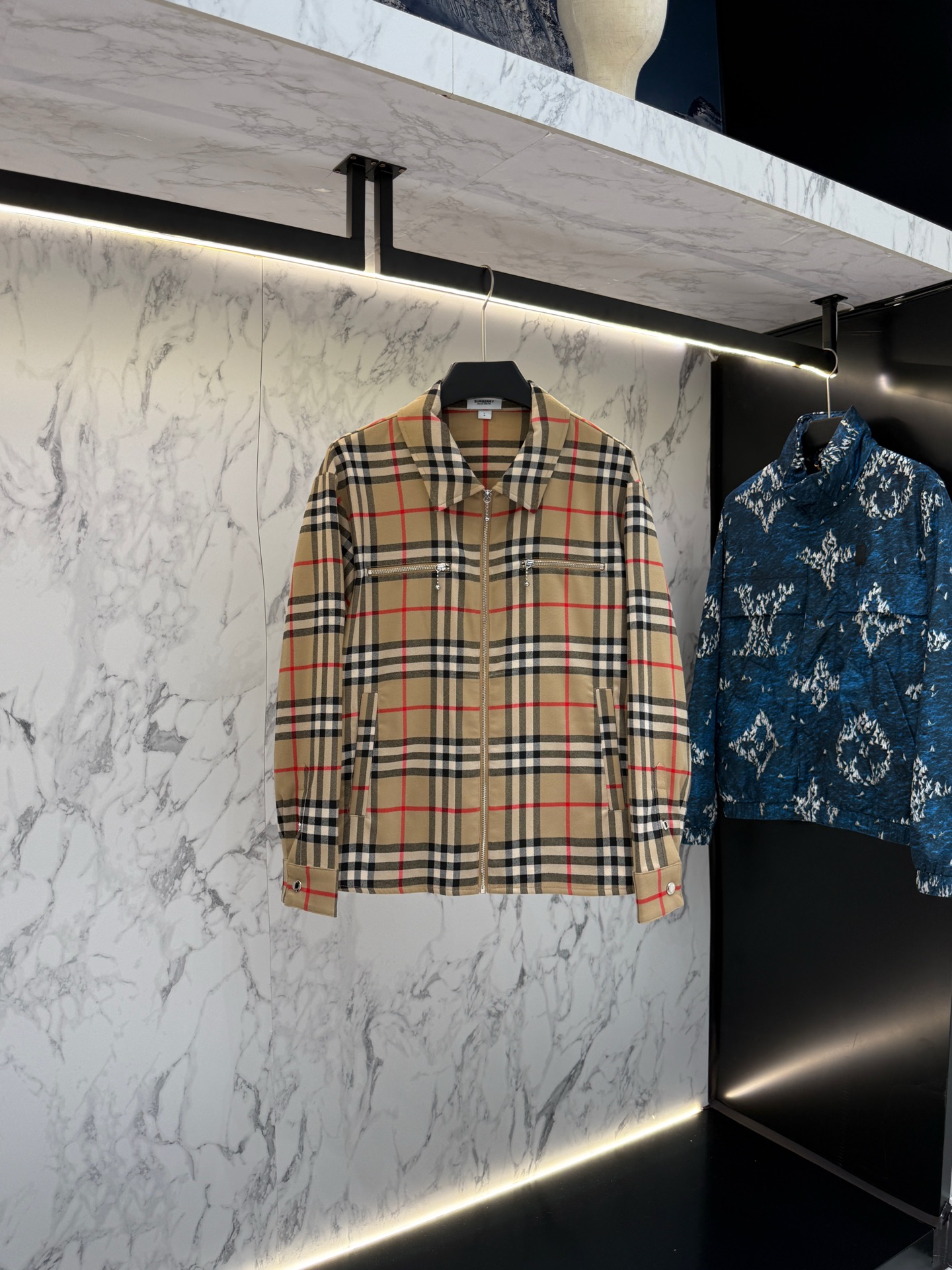 NO:520599,New product Burberry autumn style 2025 latest fashion designer jacket. Details everywhere show the design changes of high-end structural tailoring to show the diverse image changes of men, slim and neat, tailoring, meet the popular multi-layered outfits and versatile styles of life!  T:7205 digits 48-56,,,burberry,jackets & coats,jackets & coats,alexander wang19860909新品 Bur berry 秋款2025最新款时尚设计师款夹克外套.处处细节显工艺足够的高级结构性剪裁的设计改变来展现男士多样的形象变化,修身利落、剪裁合体,满足时下正流行的多层次穿搭,生活百搭款式！T:7205 码数48-56,,,burberry,jackets & coats,jackets & coats,alexander wang,Men's clothing