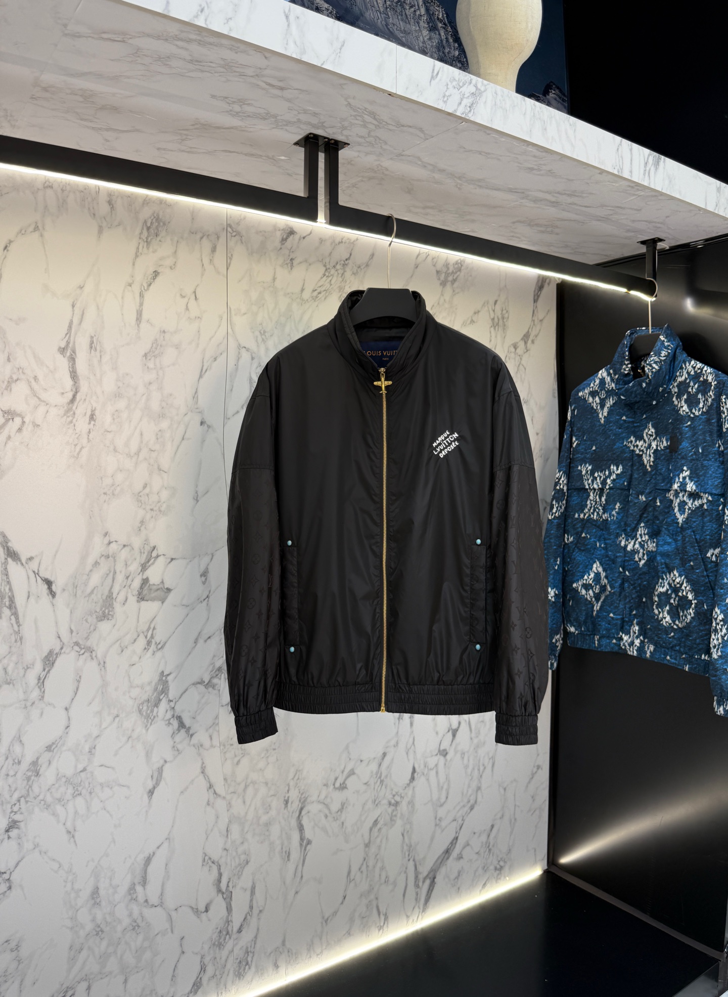 NO:520596,New product LV autumn style 2025 latest fashion designer jacket. Details show the design changes of high-end structural tailoring to show the diverse image changes of men, slim and neat, tailoring, meet the popular multi-layered outfits nowadays, and versatile styles of life!  T:7301 digits 48-56,,,louis vuitton,jackets & coats,jackets & coats,alexander wang19860909新品 LV 秋款2025最新款时尚设计师款夹克外套.处处细节显工艺足够的高级结构性剪裁的设计改变来展现男士多样的形象变化,修身利落、剪裁合体,满足时下正流行的多层次穿搭,生活百搭款式！T:7301 码数48-56,,,louis vuitton,jackets & coats,jackets & coats,alexander wang,Men's clothing