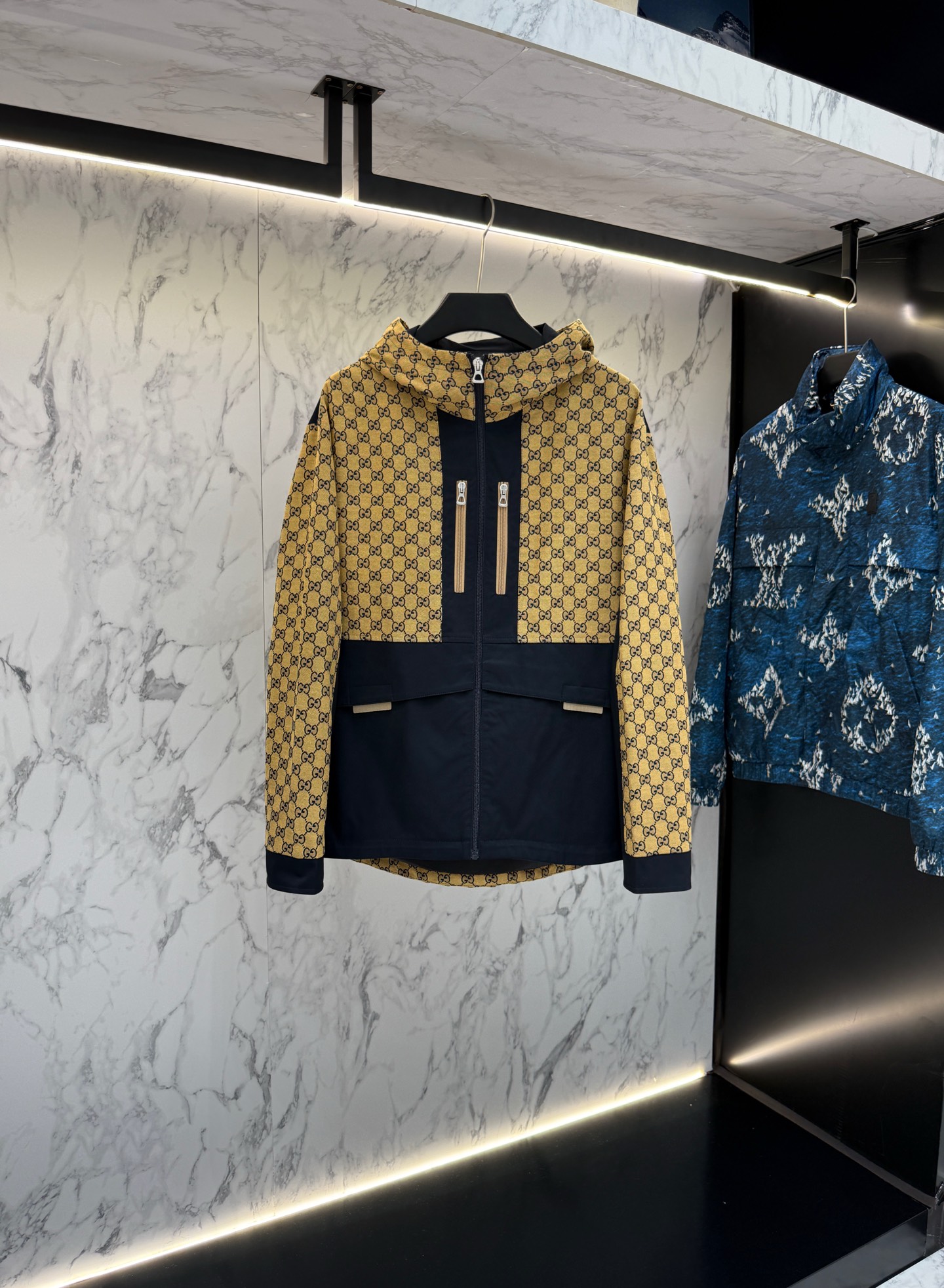 NO:520617,New product GUCCl autumn style 2025 latest fashion designer jacket. Details everywhere show the design changes of high-end structural tailoring to show the diverse image changes of men, slim and neat, tailoring, meet the popular multi-layered outfits and versatile styles of life!  T682 digits 48-56, gucci,jackets & coats,jackets & coats,alexander wang19860909新品 GUCCl 秋款2025最新款时尚设计师款夹克外套.处处细节显工艺足够的高级结构性剪裁的设计改变来展现男士多样的形象变化,修身利落、剪裁合体,满足时下正流行的多层次穿搭,生活百搭款式！T682 码数48-56,,gucci,jackets & coats,jackets & coats,alexander wang,Men's clothing