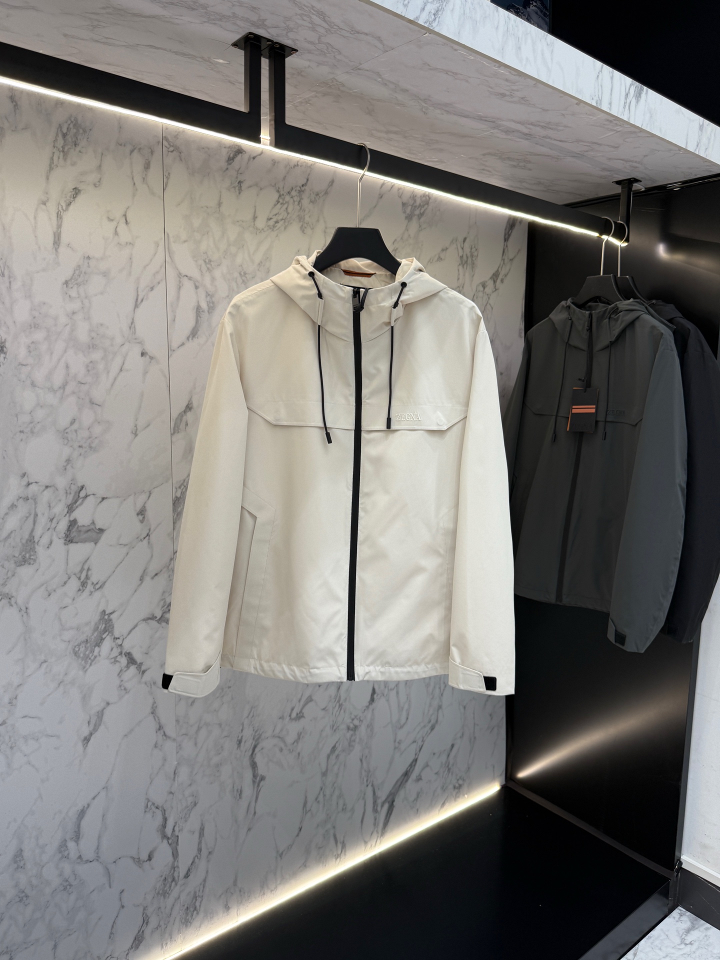 NO:515083,-Zegna Autumn 2025 latest fashion designer jacket. Details everywhere show high-end craftsmanship. The design changes of structural tailoring are to show the diverse image changes of men, slim and neat, tailoring, and satisfy the popular multi-layered outfits and versatile life styles!  W8552 digits 48-56,,jackets & coats,jackets & coats,alexander wang19860909-Zegna 秋款2025最新款时尚设计师款夹克外套.处处细节显工艺足够的高级 结构性剪裁的设计改变来展现男士多样的形象变化,修身利落、剪裁合体,满足时下正流行的多层次穿搭,生活百搭款式！W8552 码数48-56,,jackets & coats,jackets & coats,alexander wang,Men's clothing