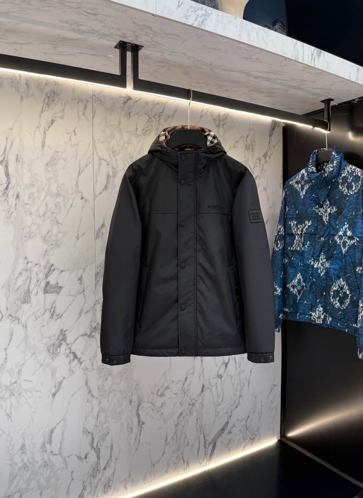 NO:519296,New product Burberry (cotton jacket) autumn style 2025 latest fashion designer jacket. Details everywhere show the design changes of high-end structural tailoring to show the diverse image changes of men, slim and neat, tailoring, meet the popular multi-layered outfits and versatile life styles!  T:6603 digits 48-56,,,burberry,jackets & coats,jackets & coats,alexander wang19860909新品 Bur berry（棉服）秋款2025最新款时尚设计师款夹克外套.处处细节显工艺足够的高级结构性剪裁的设计改变来展现男士多样的形象变化,修身利落、剪裁合体,满足时下正流行的多层次穿搭,生活百搭款式！T:6603 码数48-56,,,burberry,jackets & coats,jackets & coats,alexander wang,Men's clothing